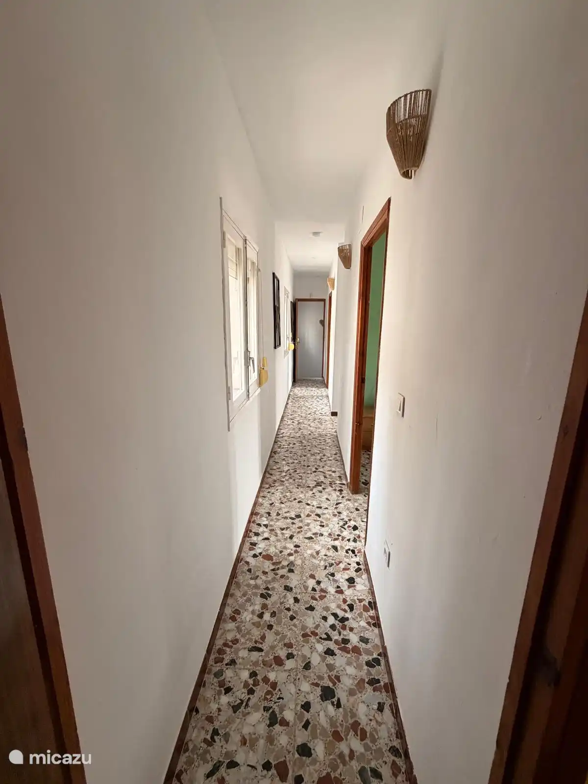 Der Flur im Obergeschoss führt zu zwei Schlafzimmern, dem Badezimmer und dem Zugang zur Terrasse. 