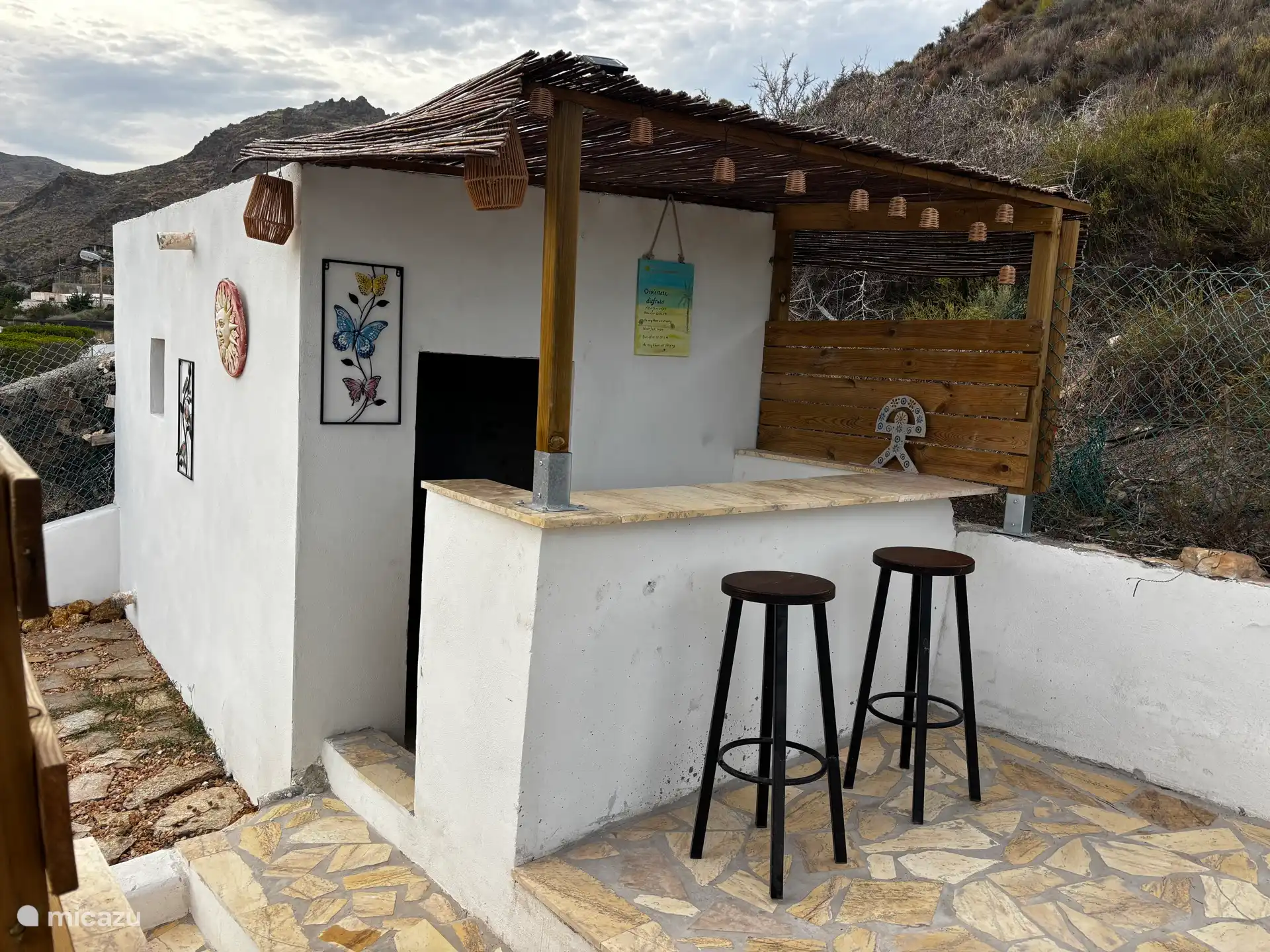 Obere Bar am Pool, hier ist der dritte Kühlschrank des Hauses. Schönes kaltes Getränk, ohne jedes Mal die Treppe gehen zu müssen. Aussicht, Schutz, Brise... genießen..