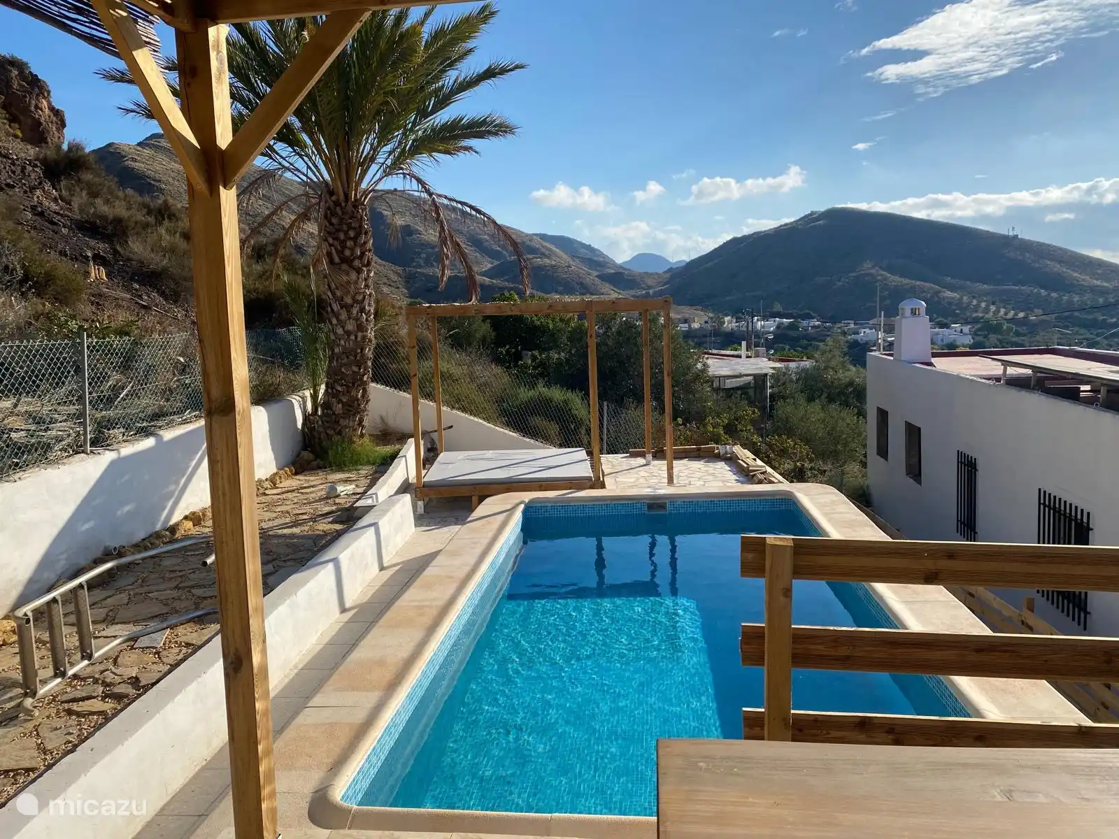 Schwimmbad von der anderen Seite