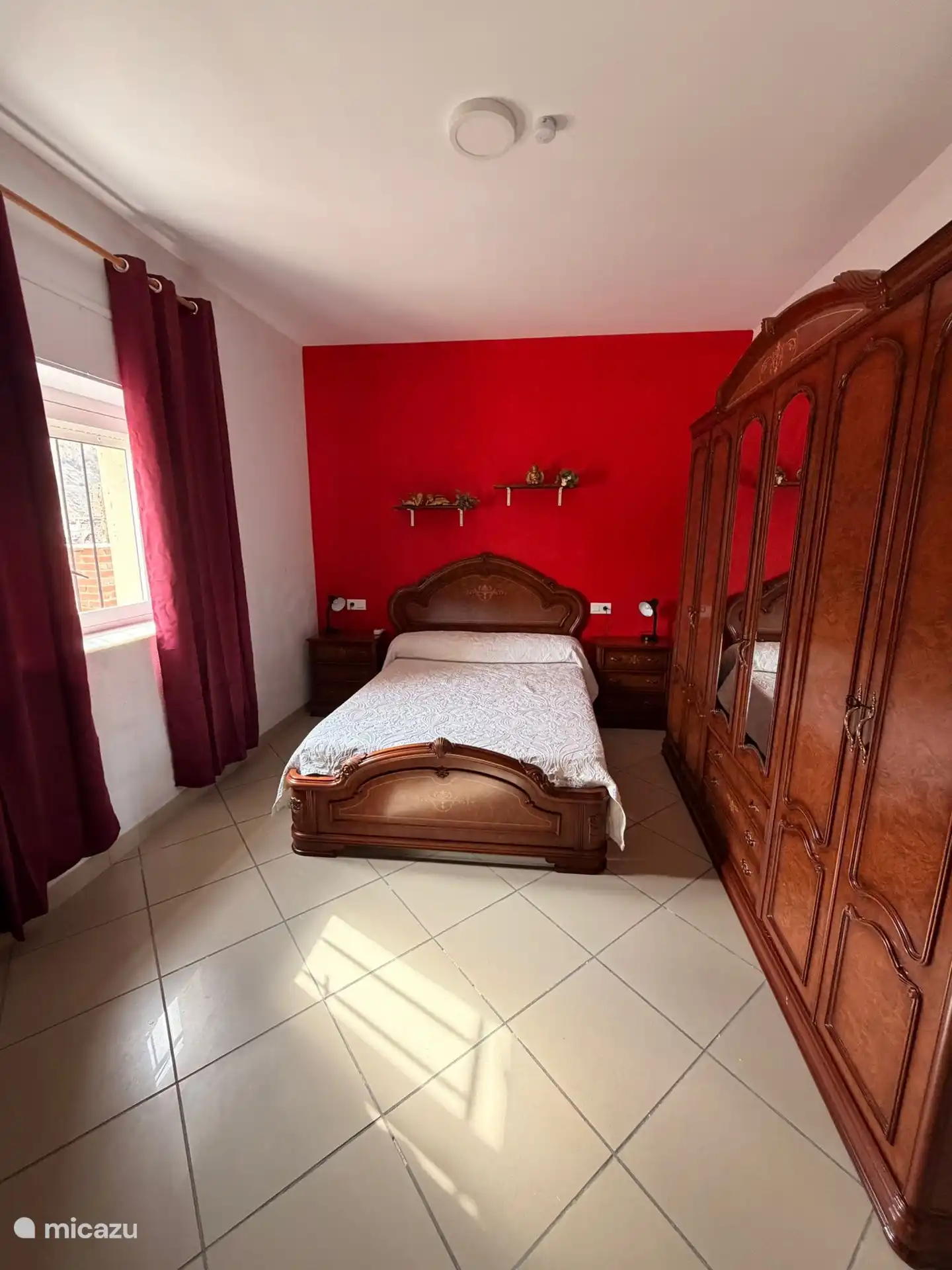 Das Schlafzimmer im ersten Stock mit geräumigem Kleiderschrank und Klimaanlage im spanischen Stil. 