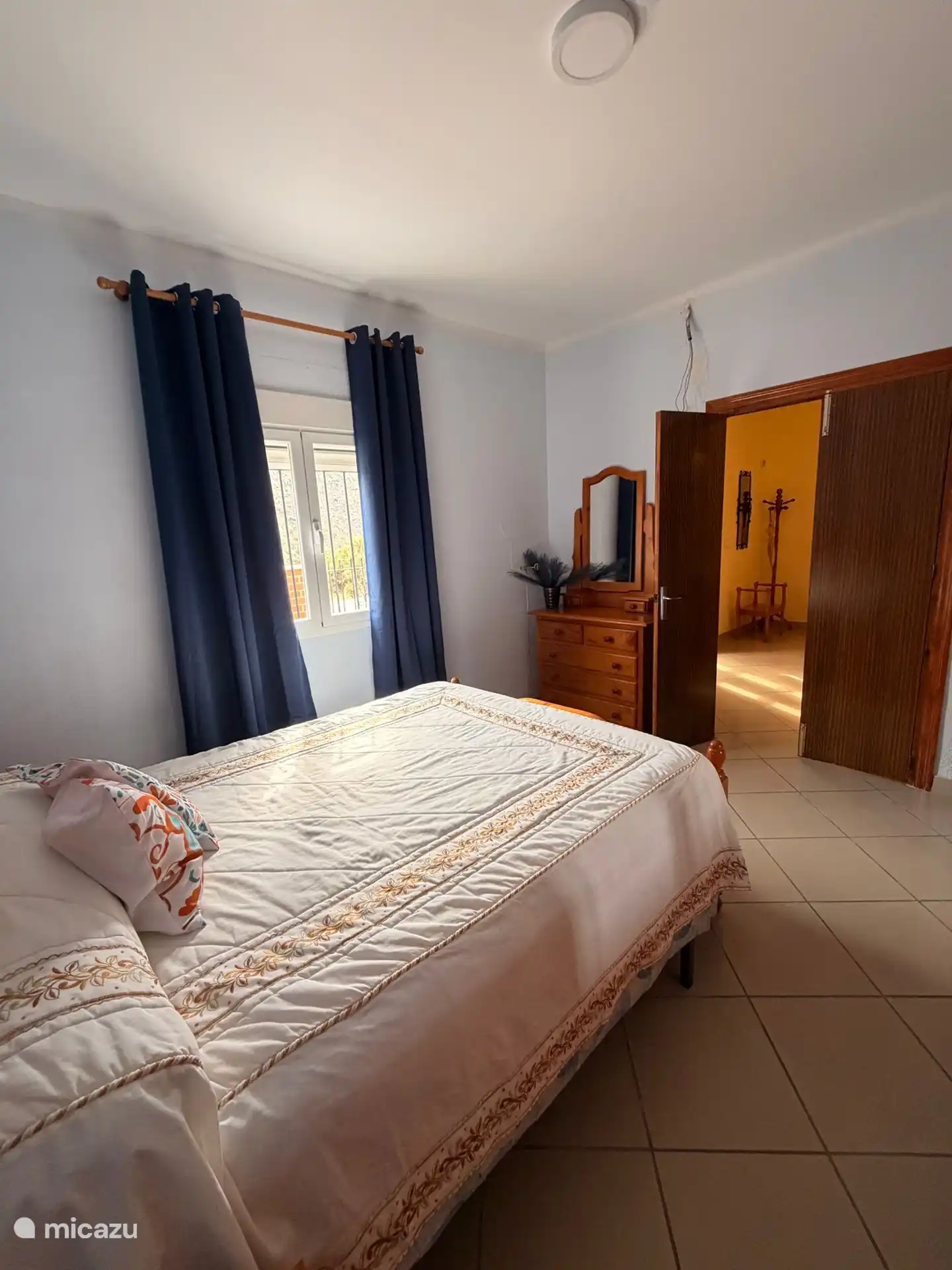 Das zweite Schlafzimmer mit Ventilator, ebenfalls im Erdgeschoss. 