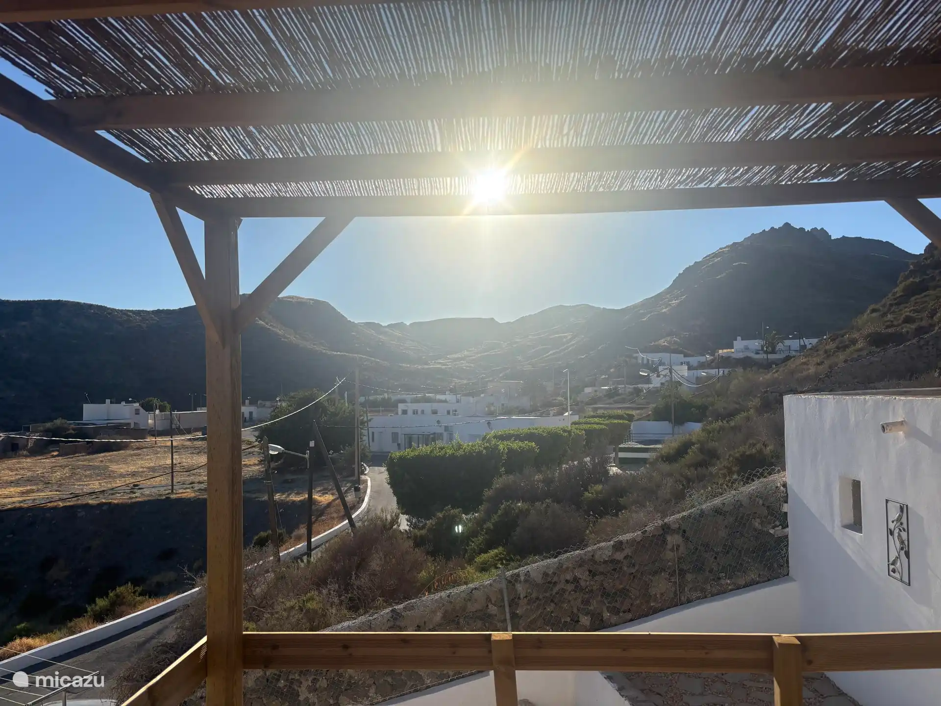 Schöne Aussicht, mit einer Brise durch die Höhen und dem Pool hinter Ihnen und dem Lounge-Bett. und die Palmen wiegen sich neben Ihnen...