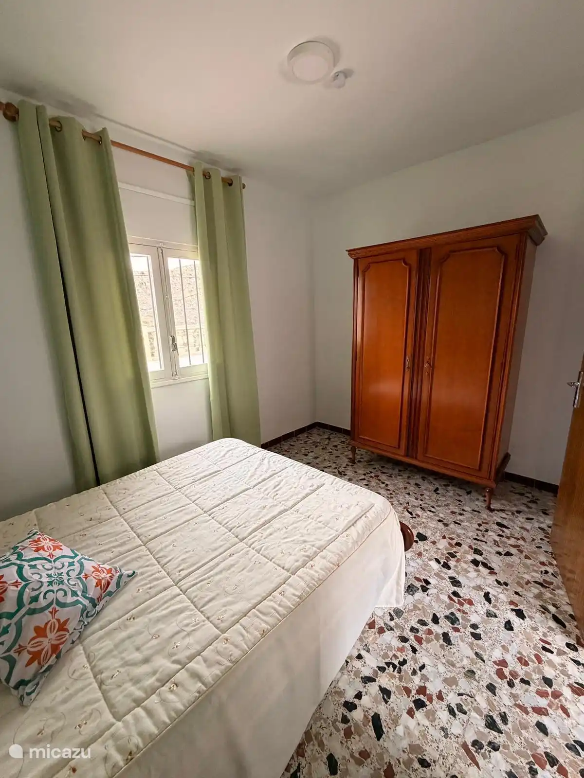 Drittes Schlafzimmer im Obergeschoss mit Ventilator. 