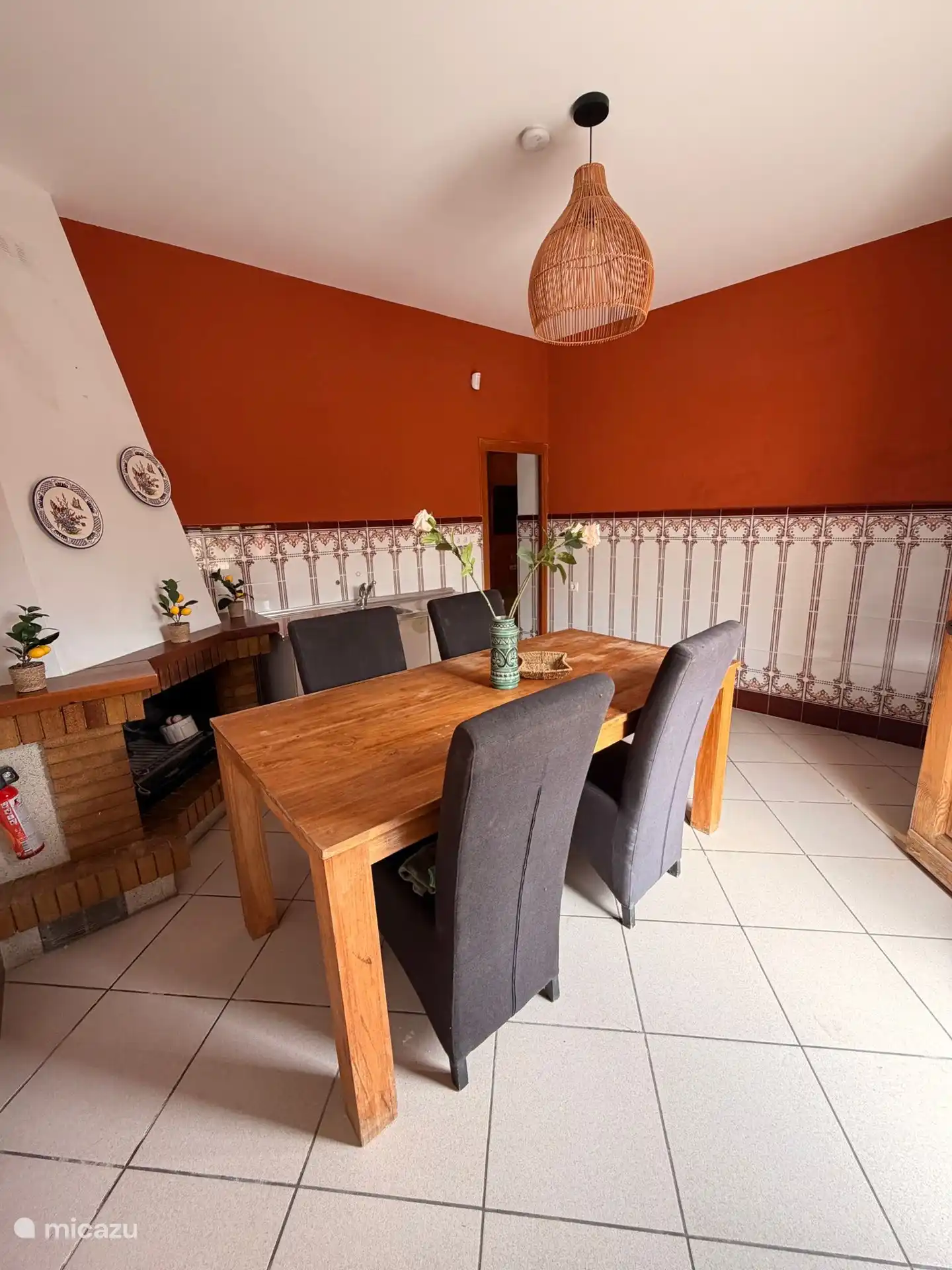 Familienküche mit Klimaanlage, Kamin, Geschirrspüler und Kühlschrank. 