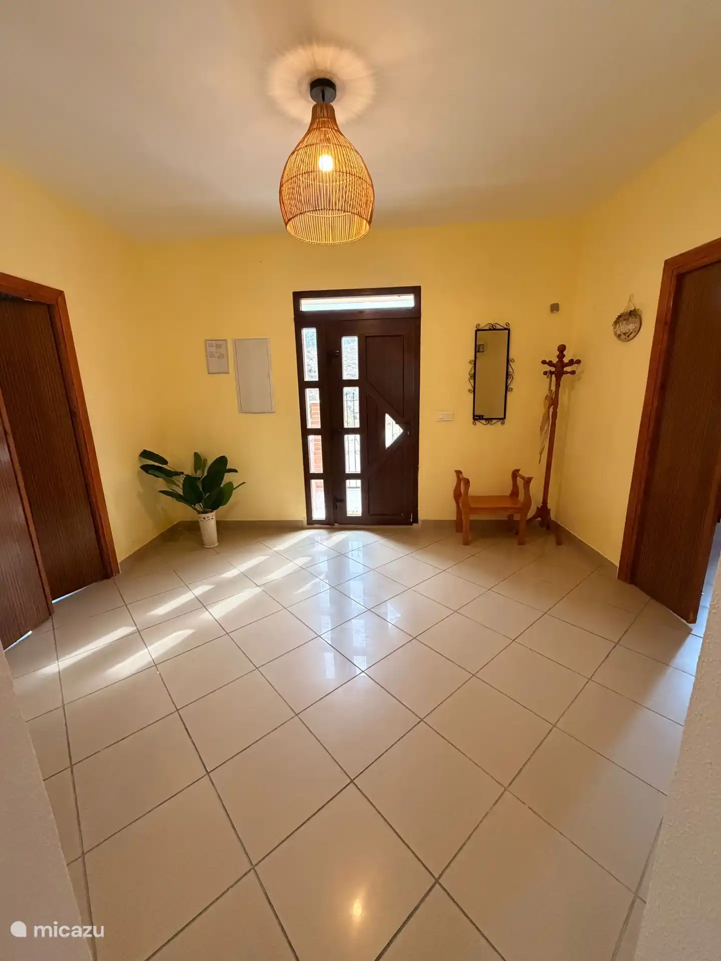 Die Halle mit Blick auf die Haustür.