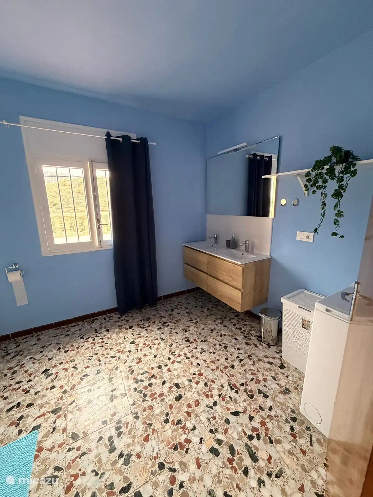 Und das Badezimmer im Obergeschoss, hier befindet sich auch die Waschmaschine.