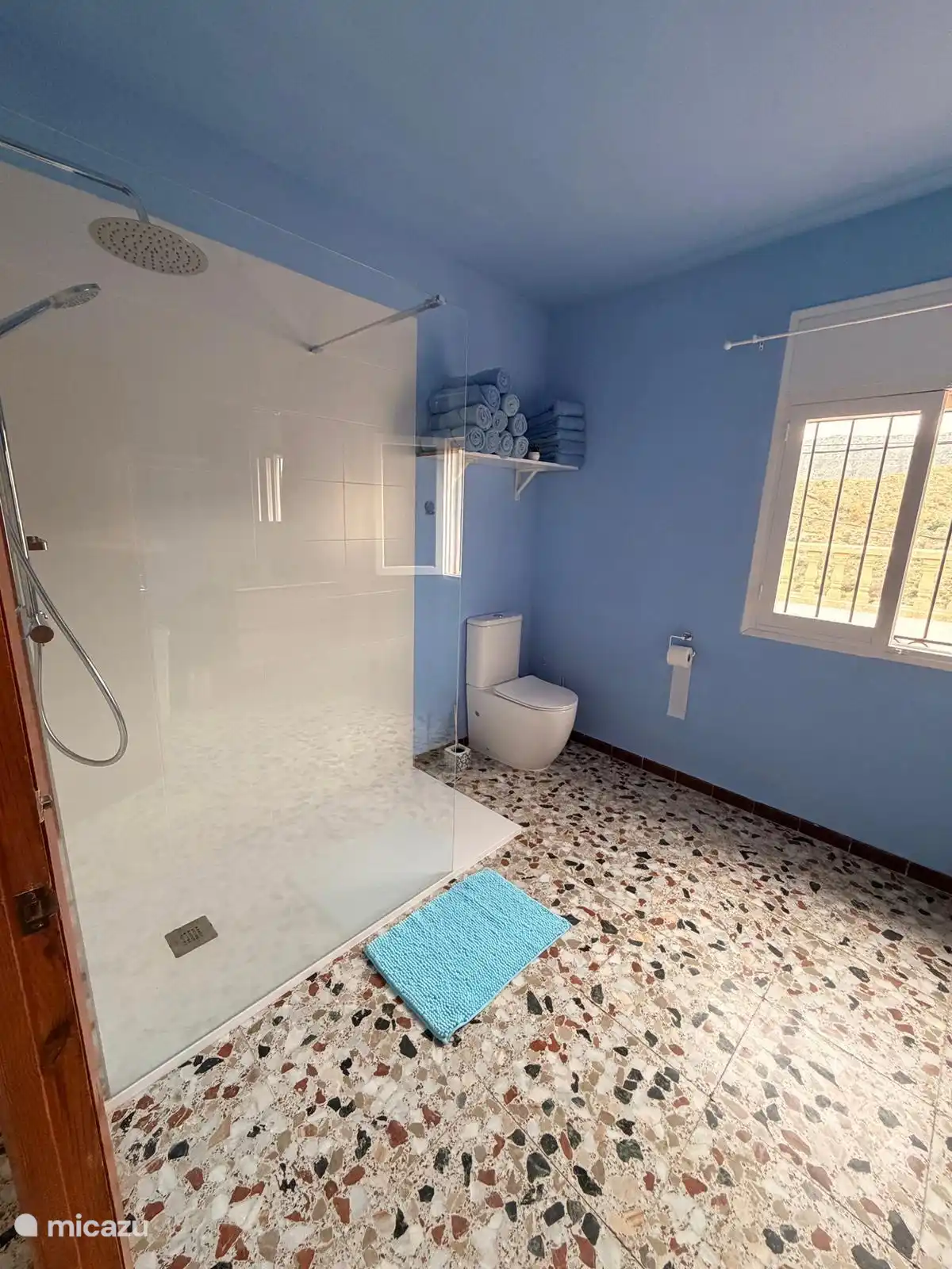 Das neue Badezimmer im ersten Stock mit ebenerdiger Dusche.