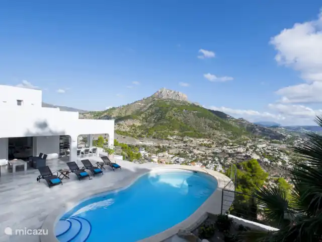 Villa Noreña | Espagne, Costa Blanca, Calpe - villa Au loin, la station balnéaire de Calpe brille.