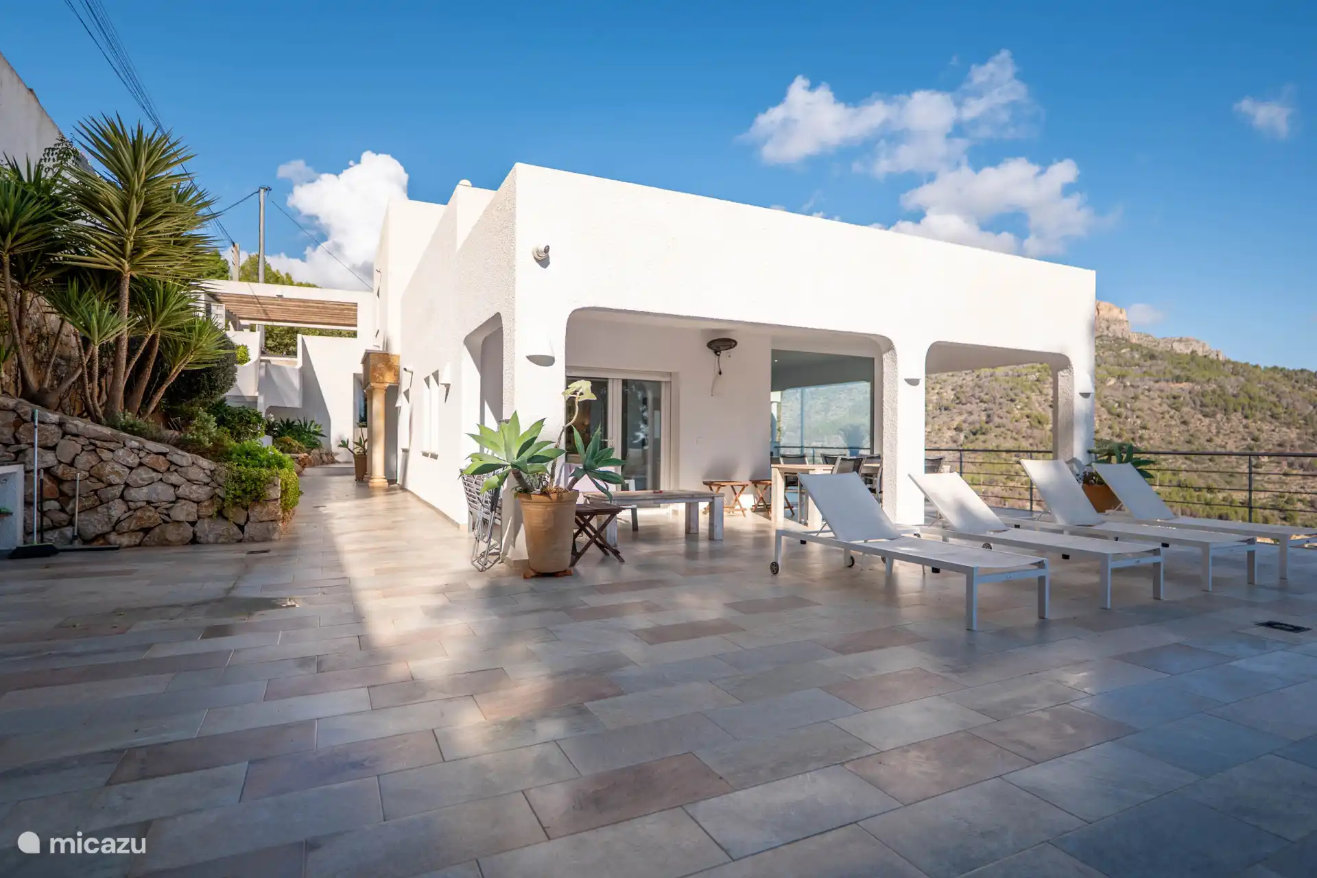 On the huge outdoor terrace you can sunbathe on the sunbeds or take a dip in the private pool.