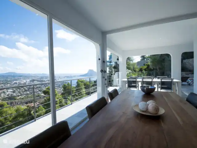 Villa Noreña | Espagne, Costa Blanca, Calpe - villa Le soir, d’innombrables lumières scintillent le long de la côte.
