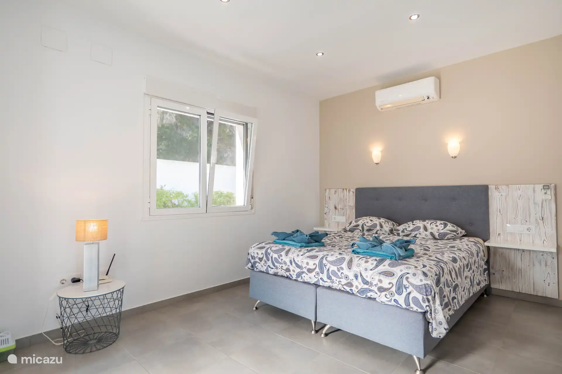 On the upper floor you will find the master bedroom with double bed (200 x 160 cm)