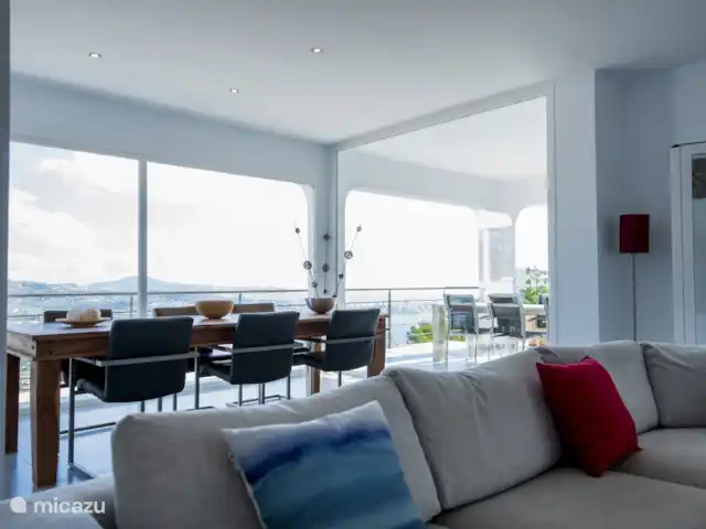 Villa Noreña | Espagne, Costa Blanca, Calpe - villa À l’intérieur, vous trouverez des lignes épurées et des meubles design luxueux.