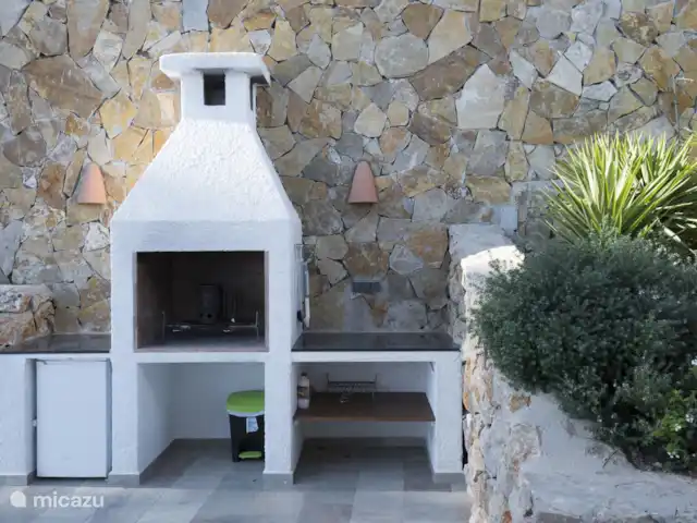Villa Noreña | Espagne, Costa Blanca, Calpe - villa Un barbecue extérieur généreux rend la cuisine en plein air simple et amusante.