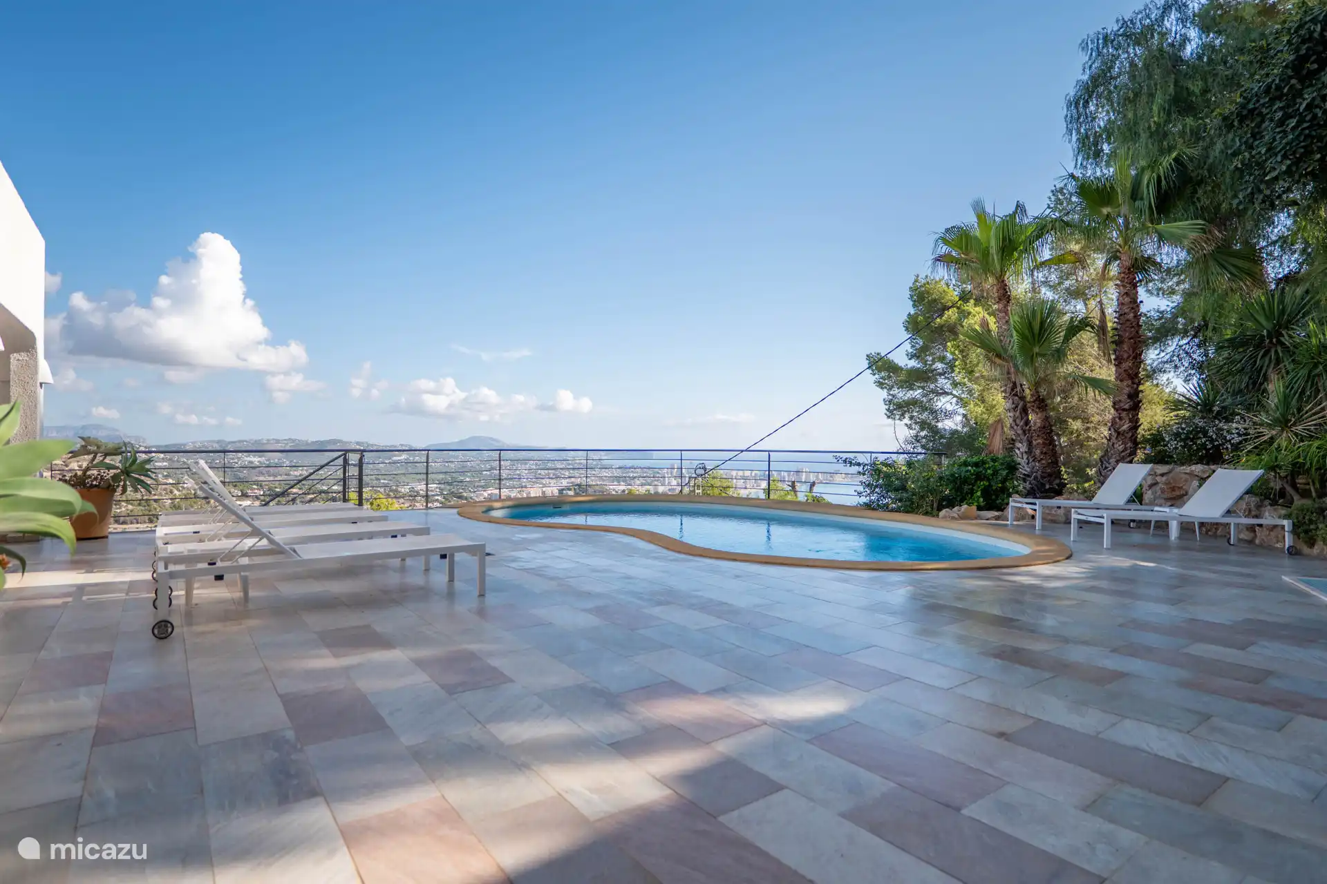 Around the pool you will find nice sunbeds...