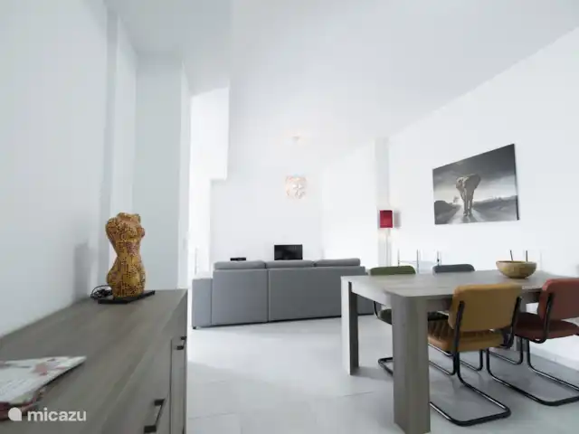 Villa Noreña | Espagne, Costa Blanca, Calpe - villa La salle à manger en bois a été soigneusement décorée avec des fauteuils luxueux.