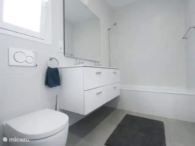 Villa Noreña | Espagne, Costa Blanca, Calpe - villa La salle de bain attenante est élégante et moderne.