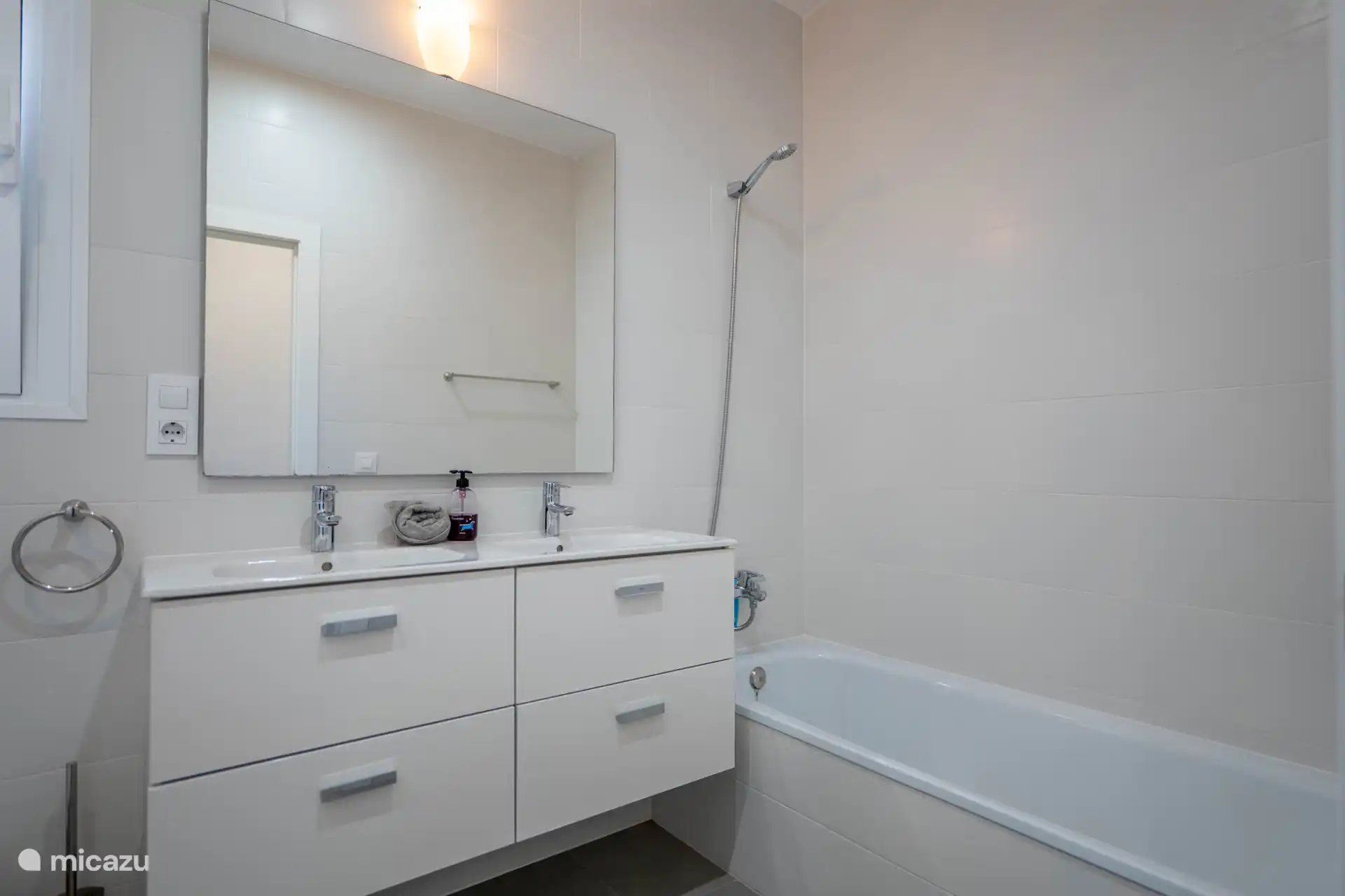 These bedrooms share a bathroom.