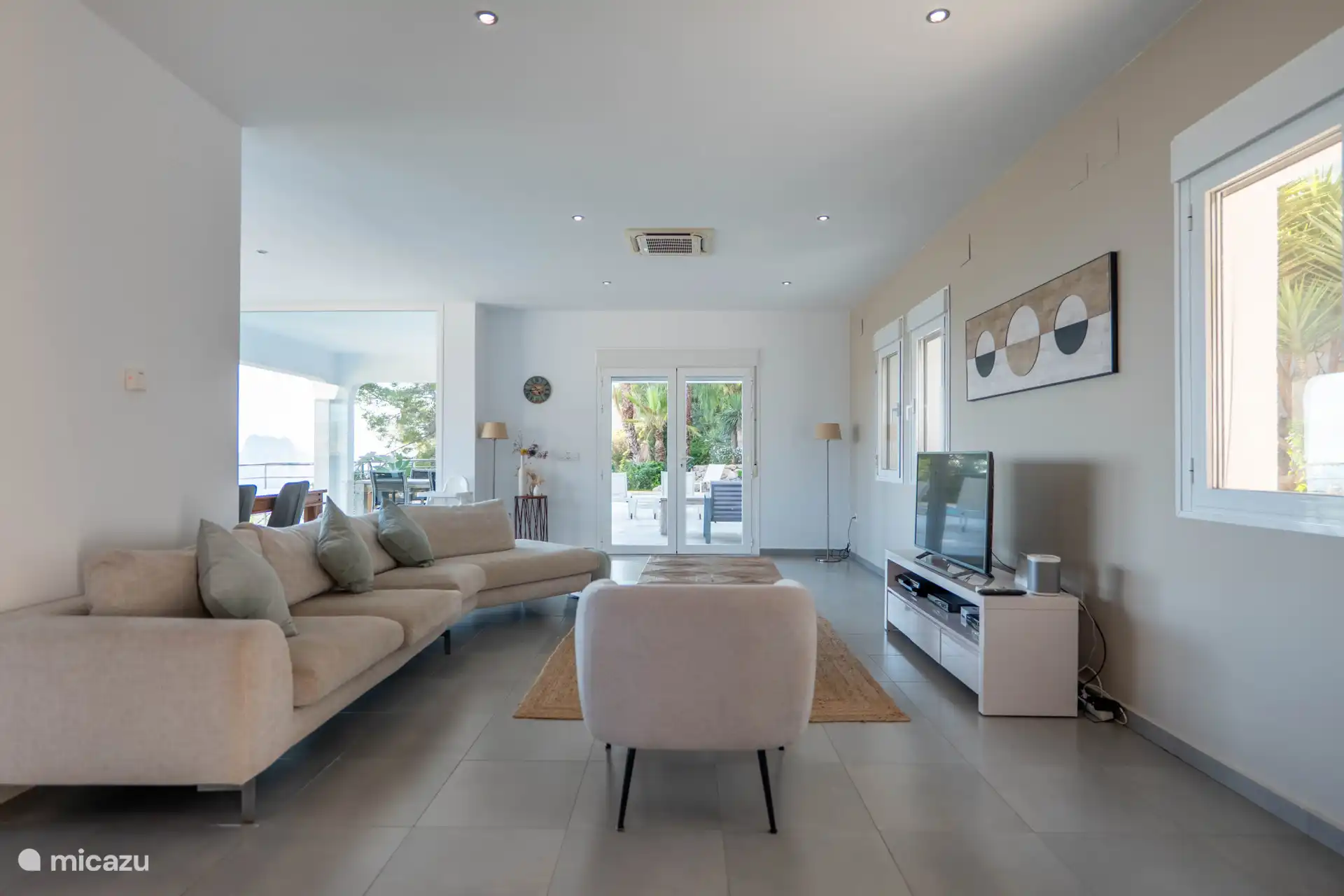 On the ground floor there is a spacious living room with plenty of light and space.