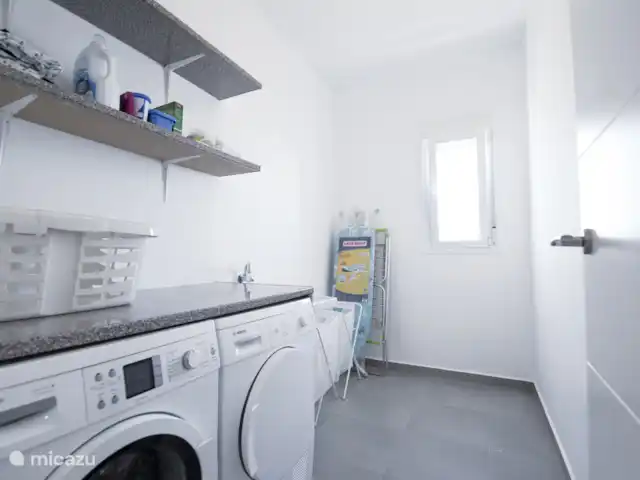 Villa Noreña | Espagne, Costa Blanca, Calpe - villa Il y a une buanderie séparée avec machine à laver et sèche-linge.