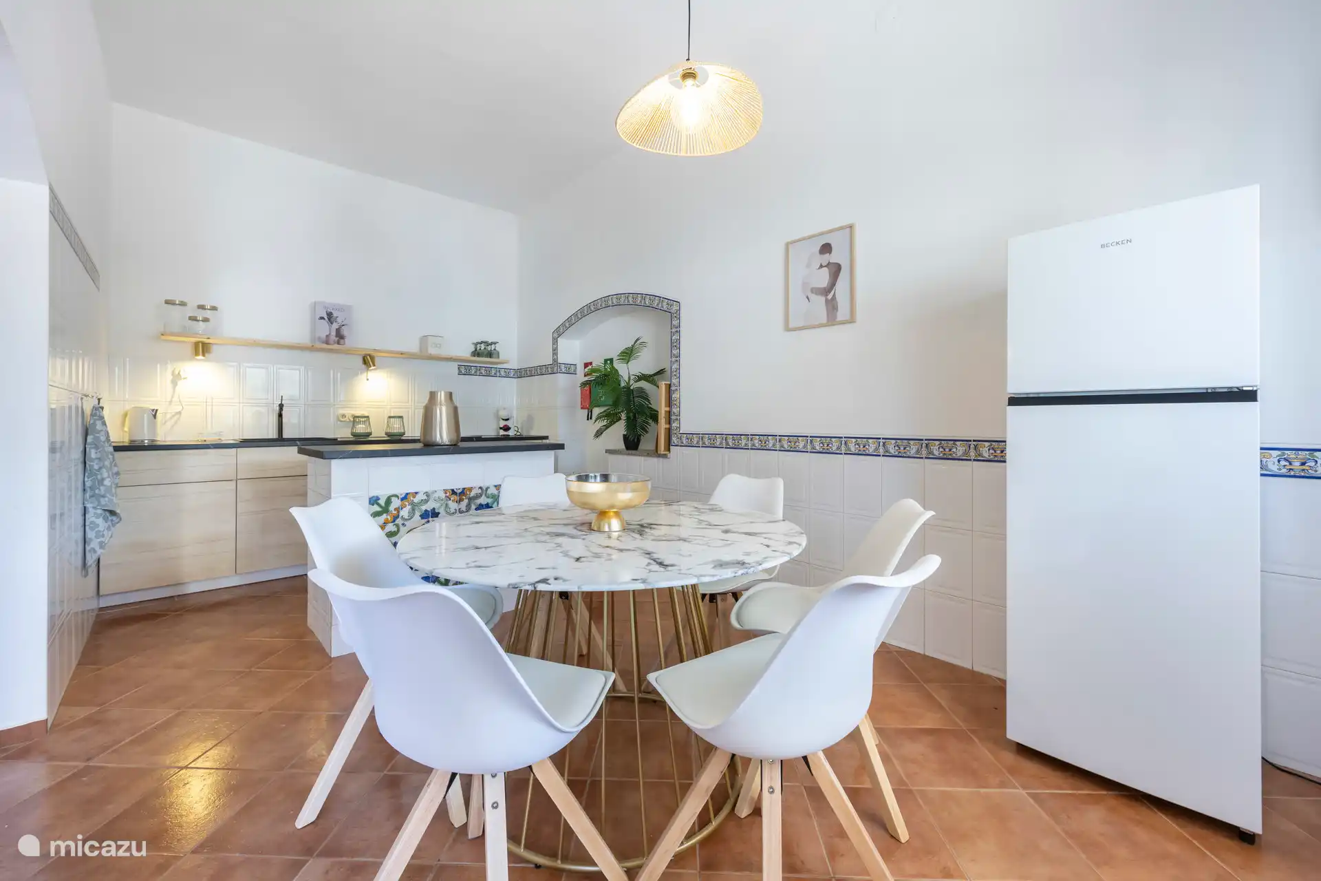 Salle à manger avec cuisine dans l’annexe