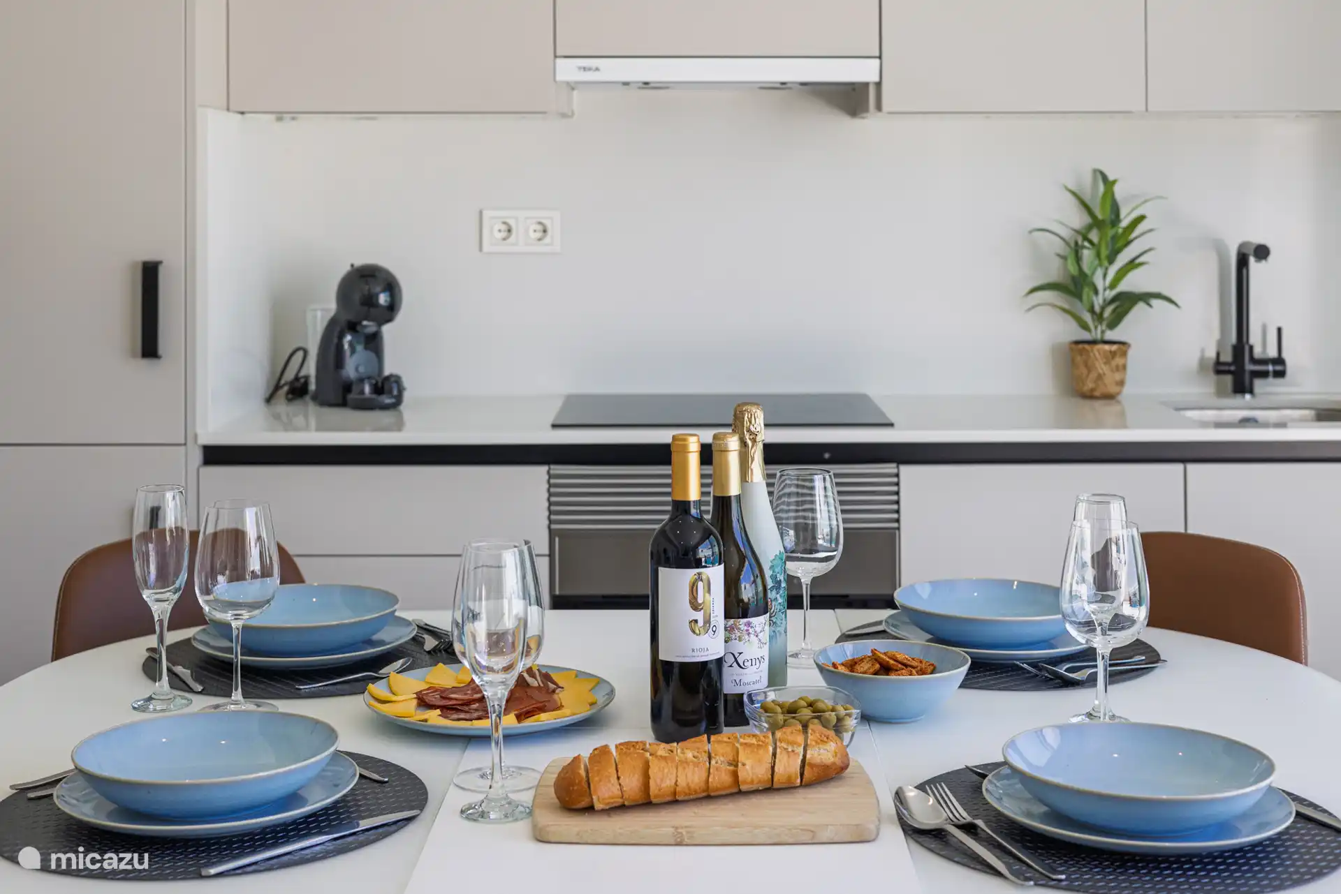 Cuisine avec table à manger 