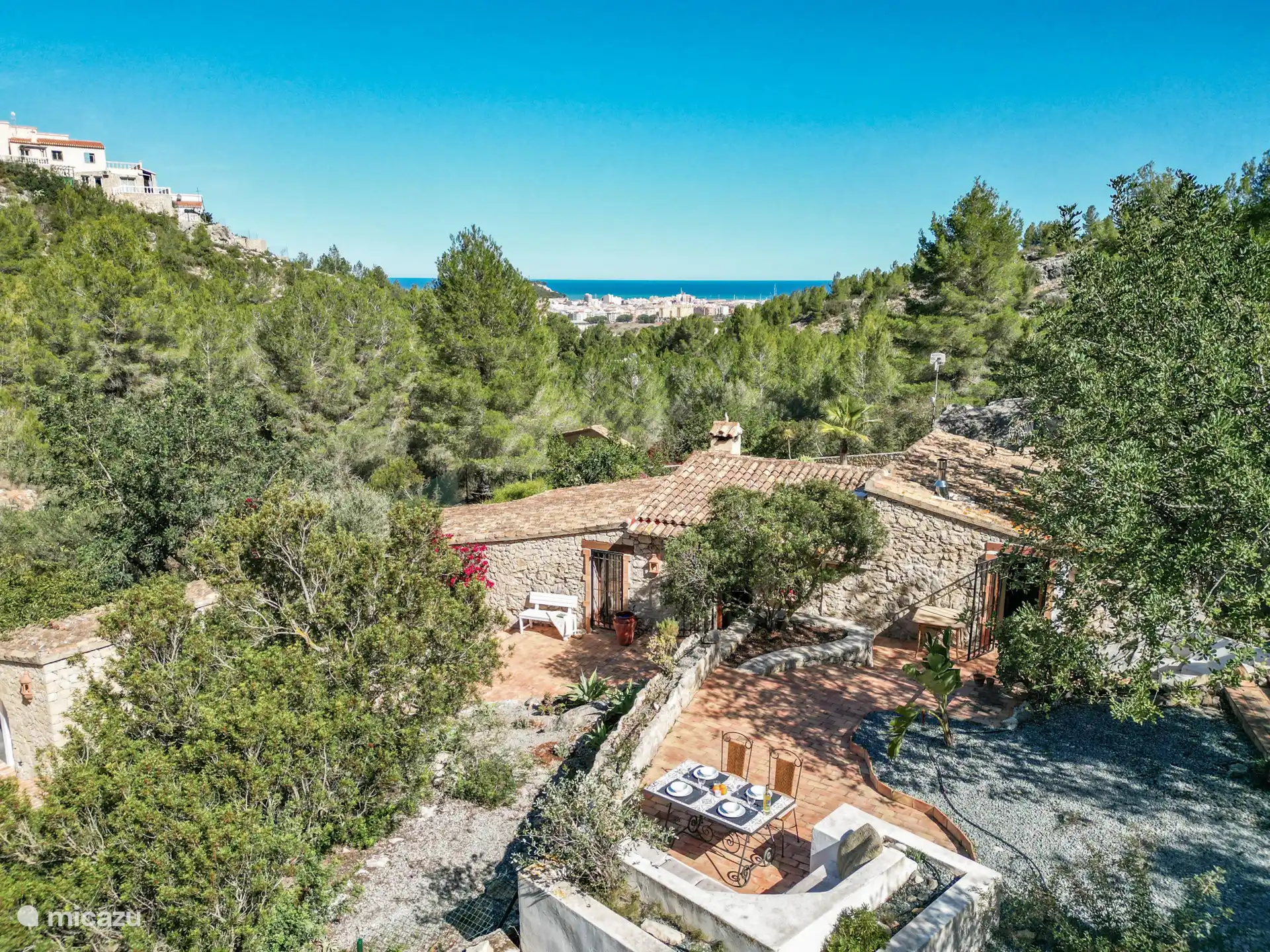 La plage de sable est à seulement 5 km.