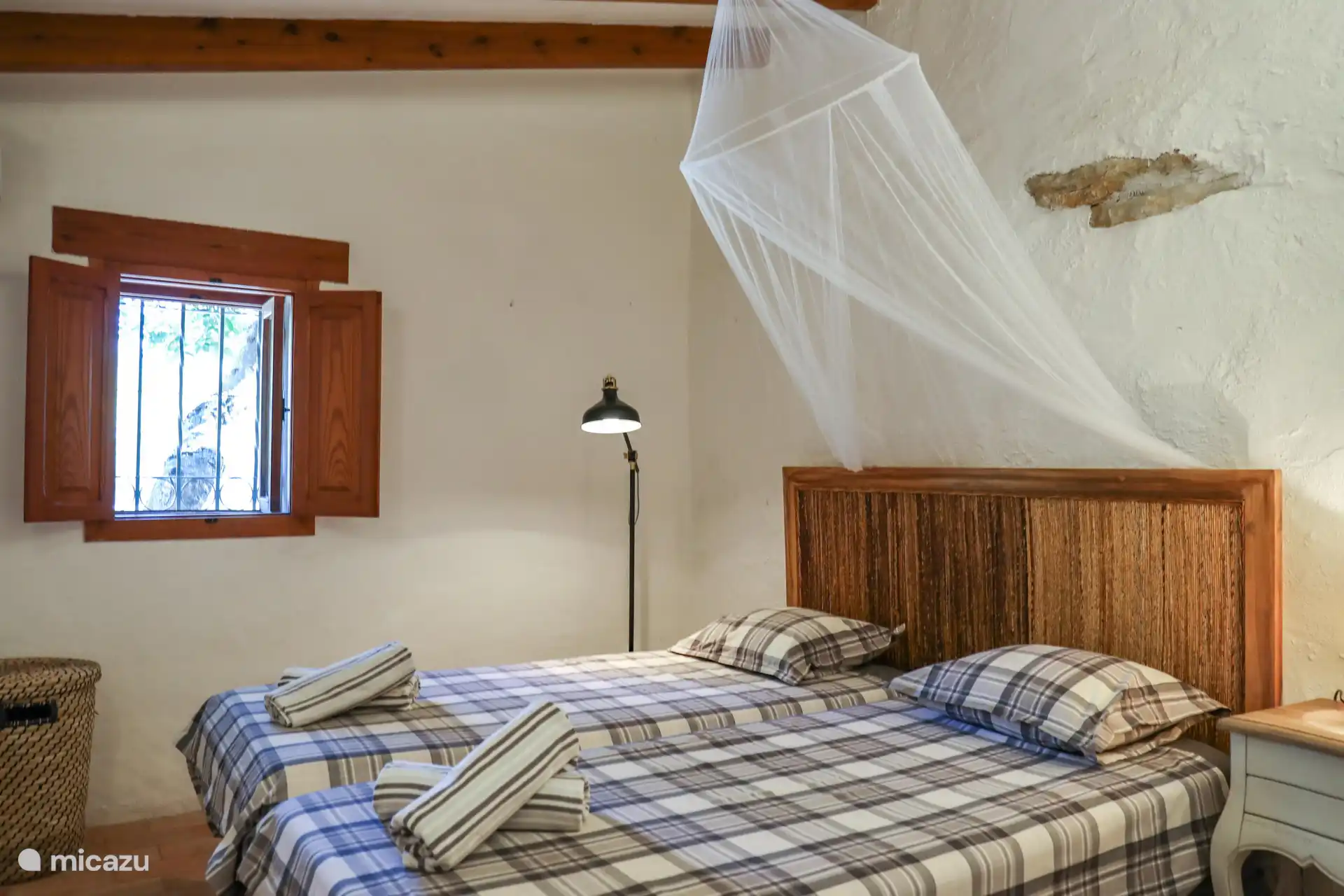 La chambre 2 est meublée avec deux lits simples.