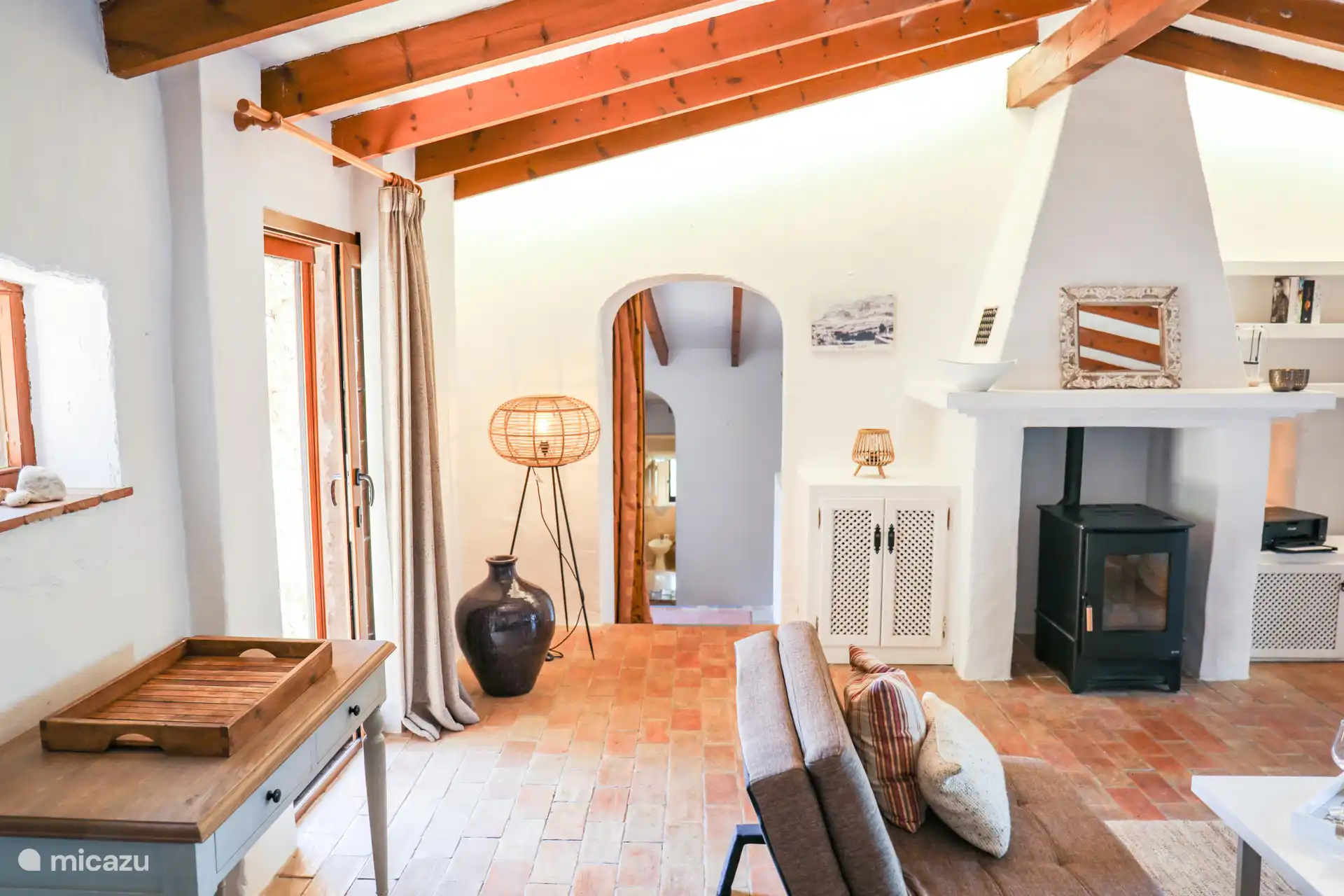 Vous pouvez écouter de la musique via le système musical existant.