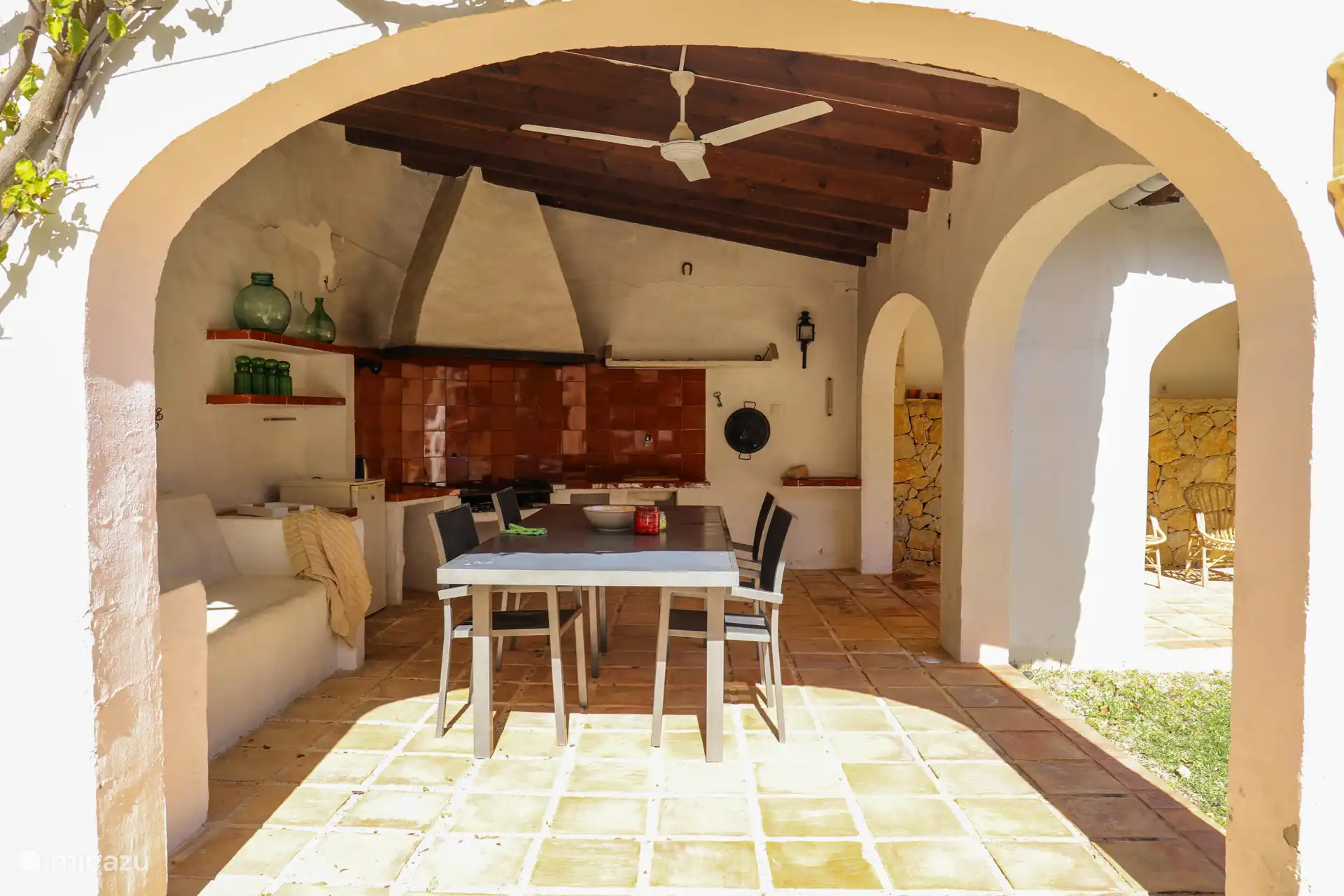 Le soir, dînez sous la véranda.