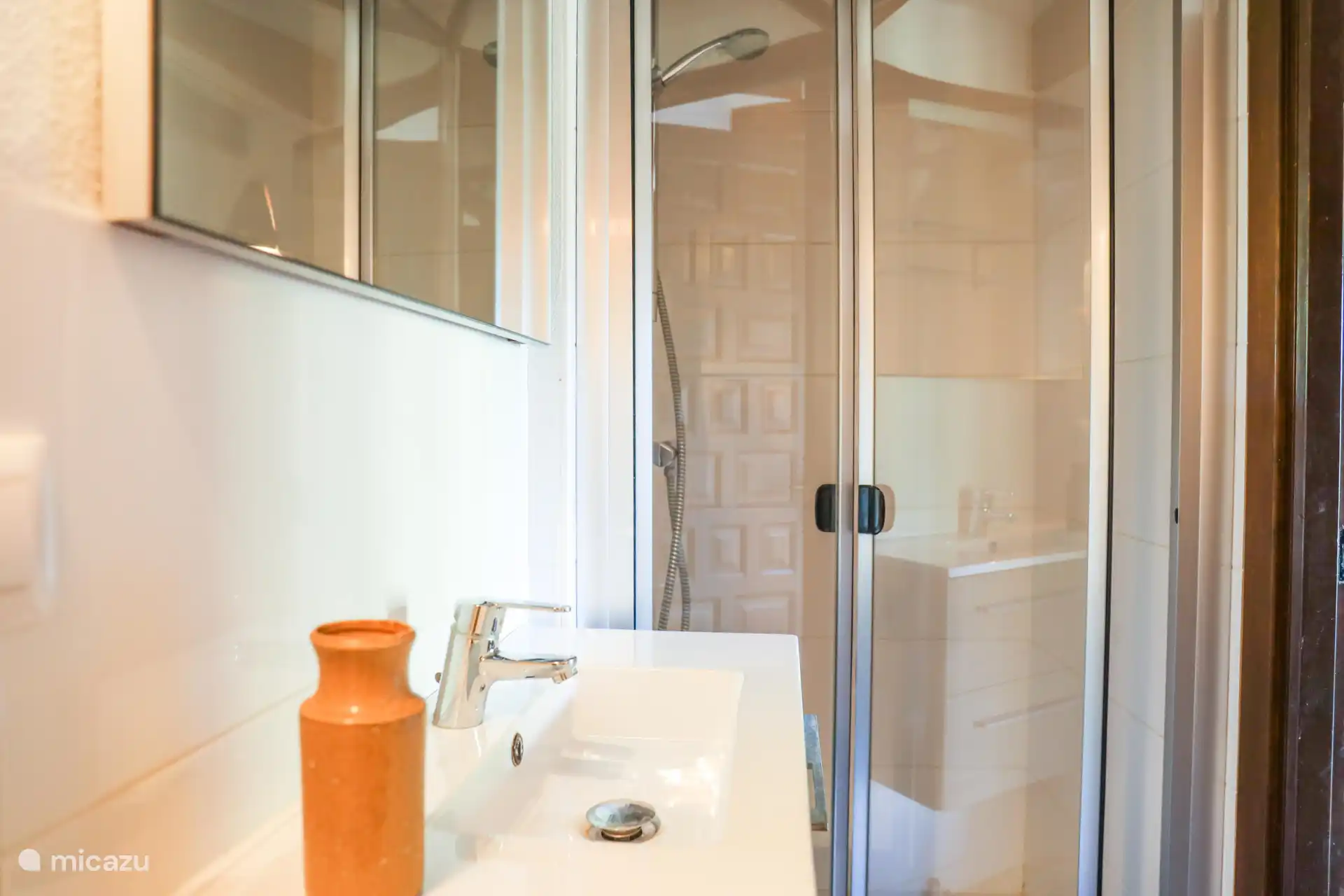 Une machine à laver et un sèche-linge sont également à votre disposition.