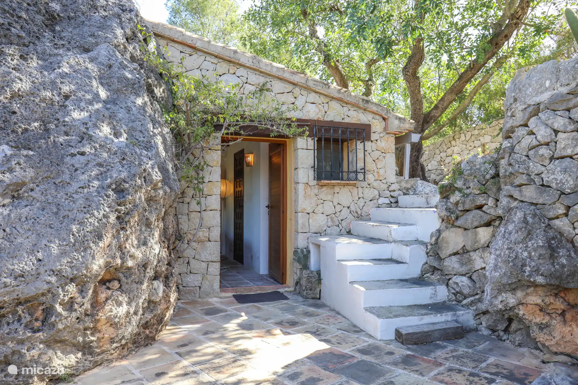 À côté de la maison se trouve le « studio de rock » séparé avec sa propre entrée.