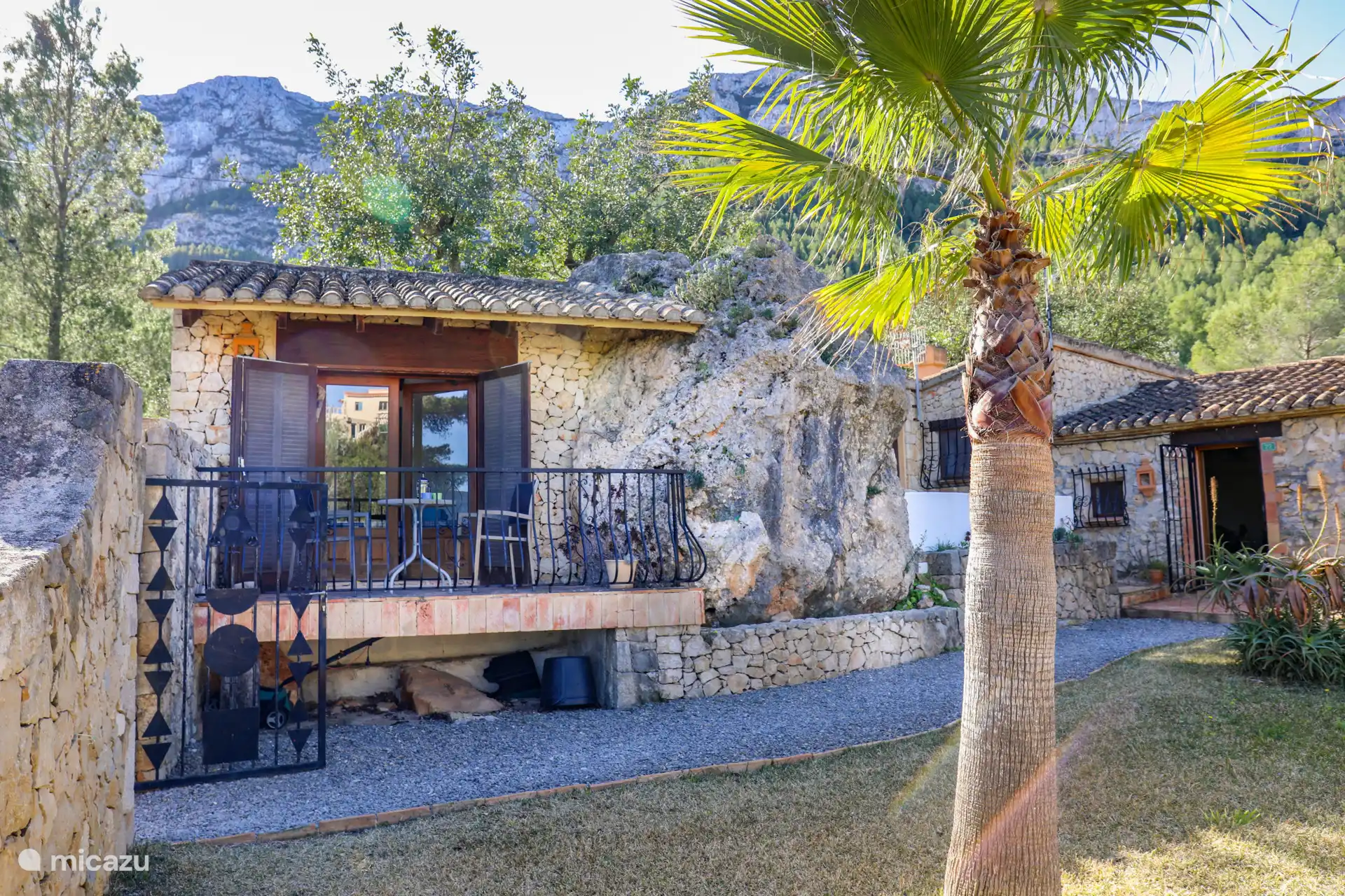 Une roche naturelle rend ce studio encore plus spécial.