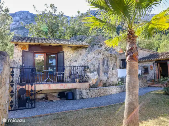 Finca Romantica huren in Spanje, Costa Blanca, Dénia - finca Een natuurlijke rots maakt deze studio extra bijzonder.