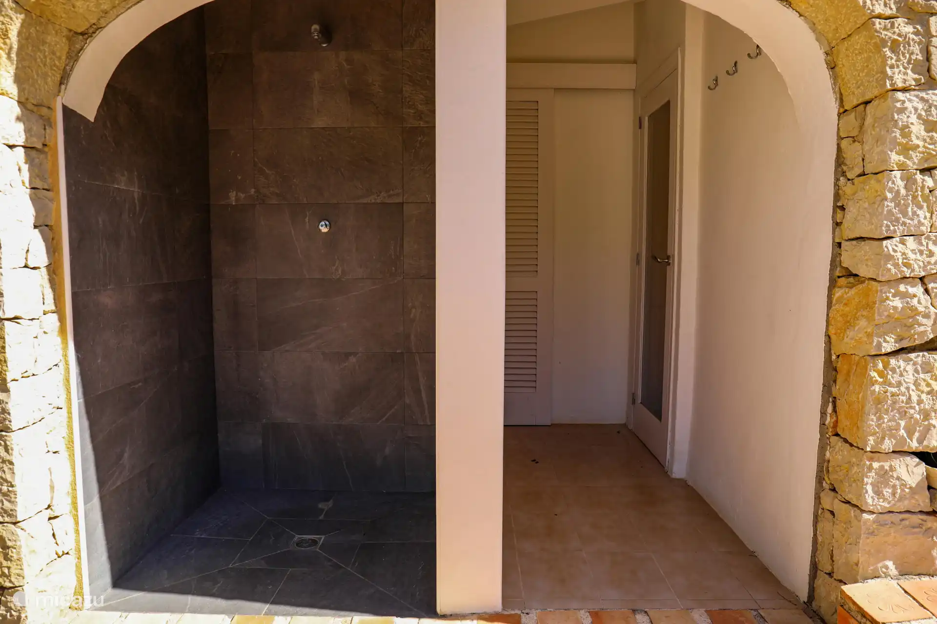 L’arrivée et le départ fixes sont le samedi.