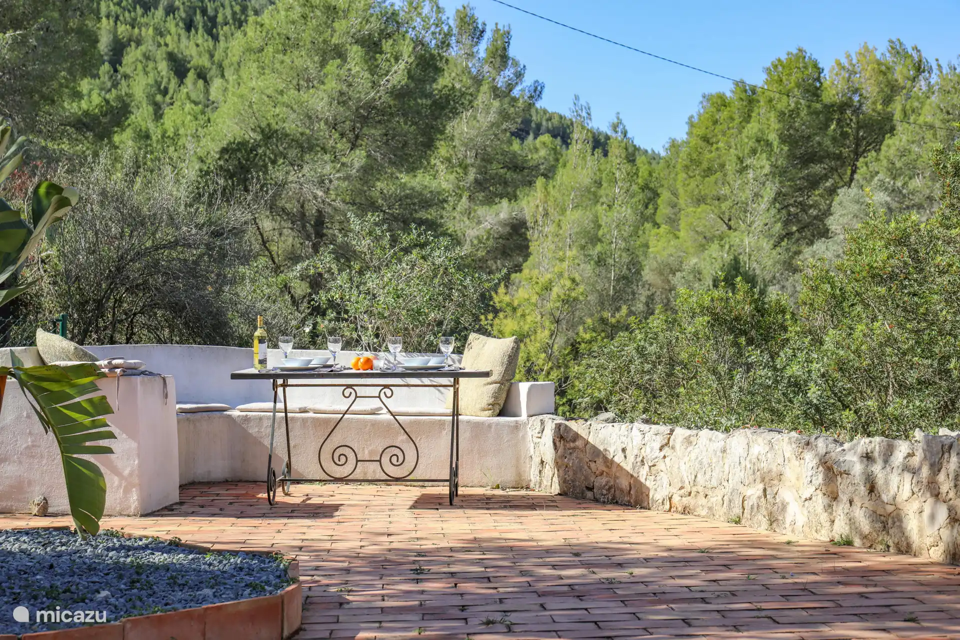 Le jardin borde directement la réserve naturelle protégée.