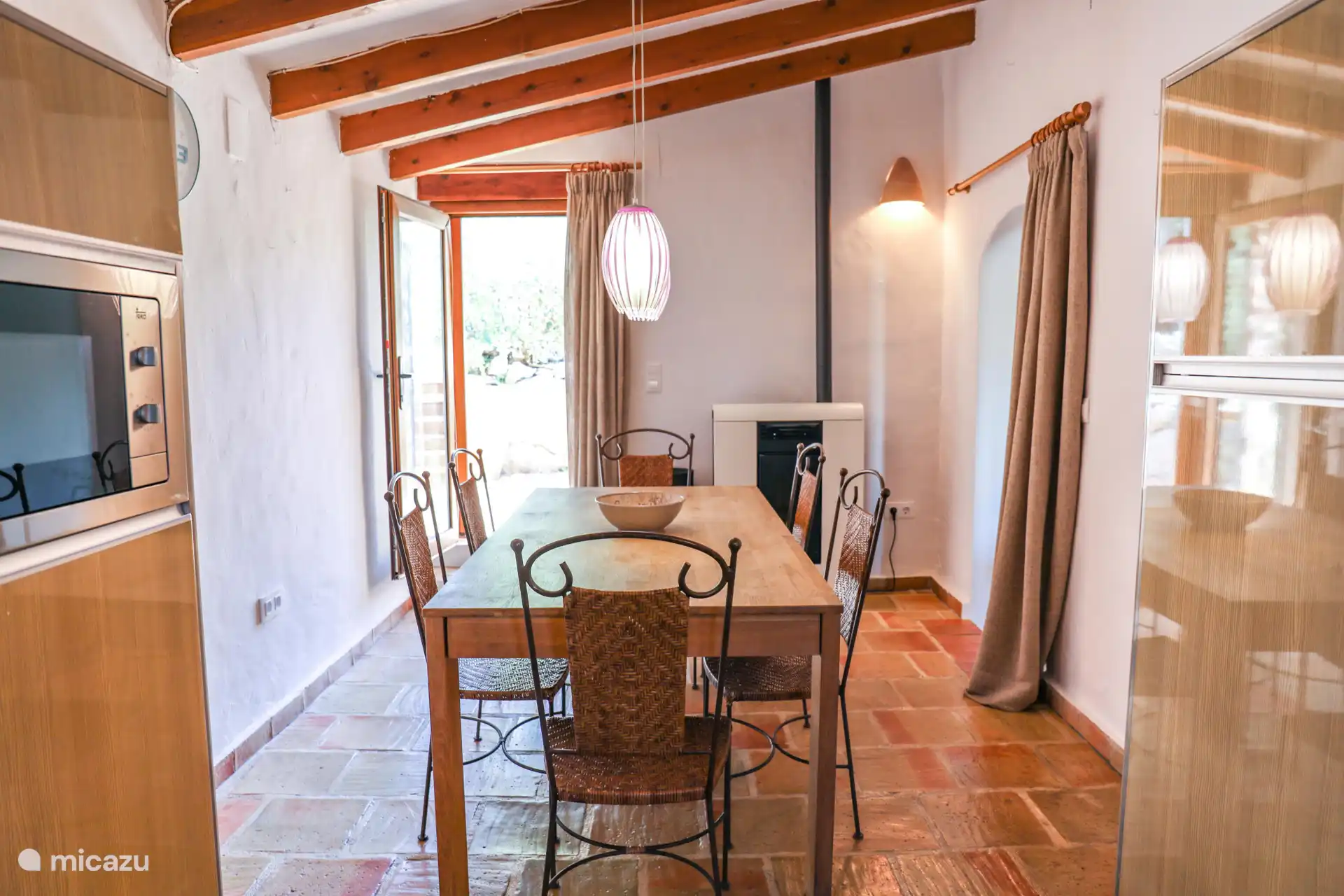 La salle à manger à l’intérieur est idéale pour le petit-déjeuner ou un moment de fraîcheur.