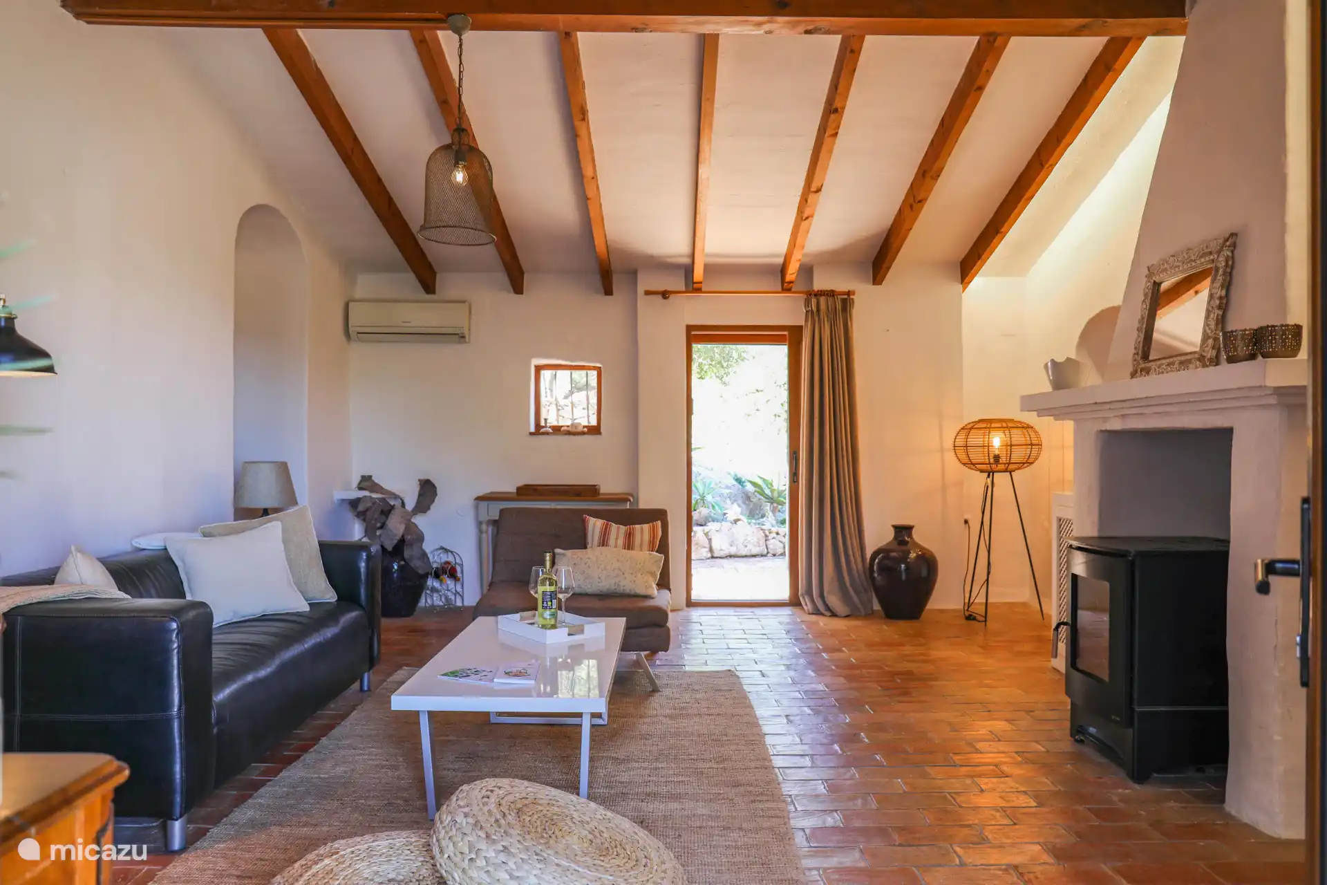 Le salon avec un coin salon et une télévision. 