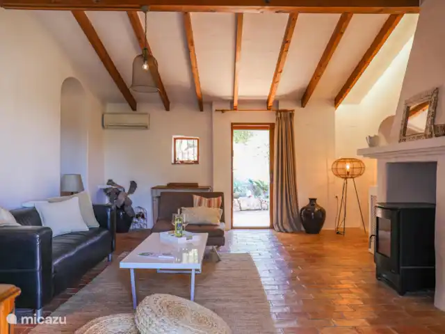 Finca Romantica huren in Spanje, Costa Blanca, Dénia - finca De woonkamer met een zithoekje en een tv.