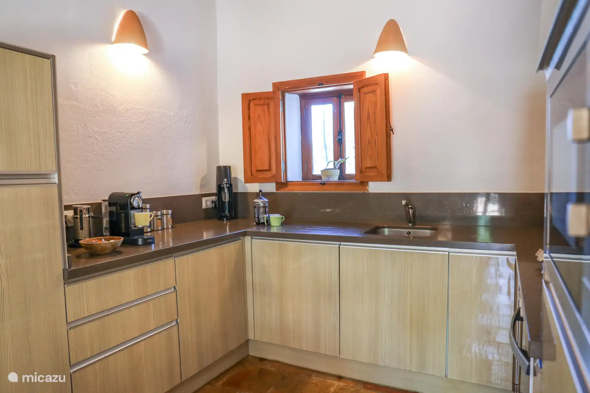 Avec un lave-vaisselle, un four, un micro-ondes et une cafetière.