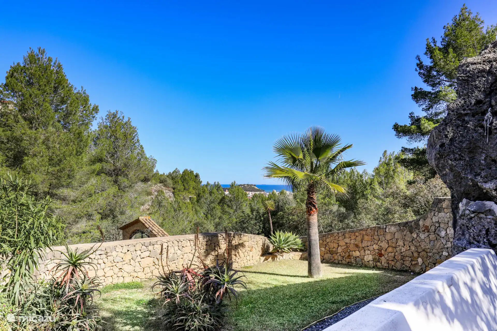 Les enfants peuvent jouer dans le grand jardin.