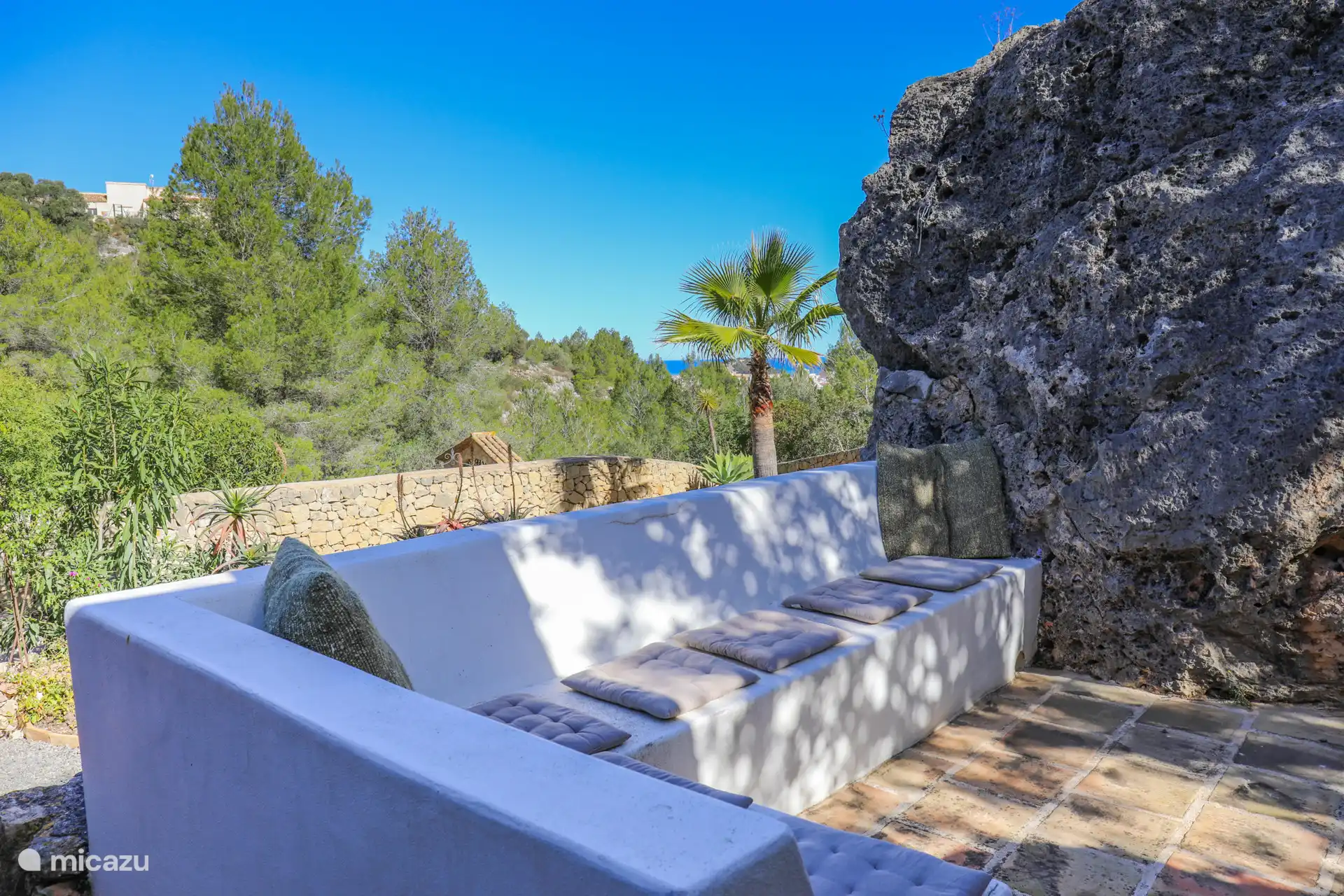 Détendez-vous dans le canapé du salon sur la terrasse.