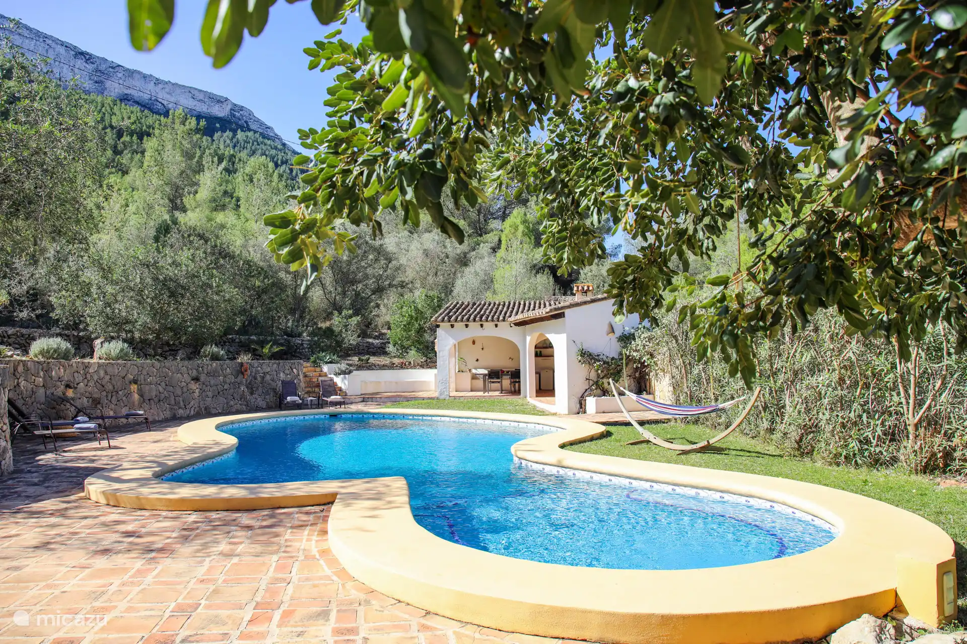 Rafraîchissez-vous dans la piscine privée de 73 m².