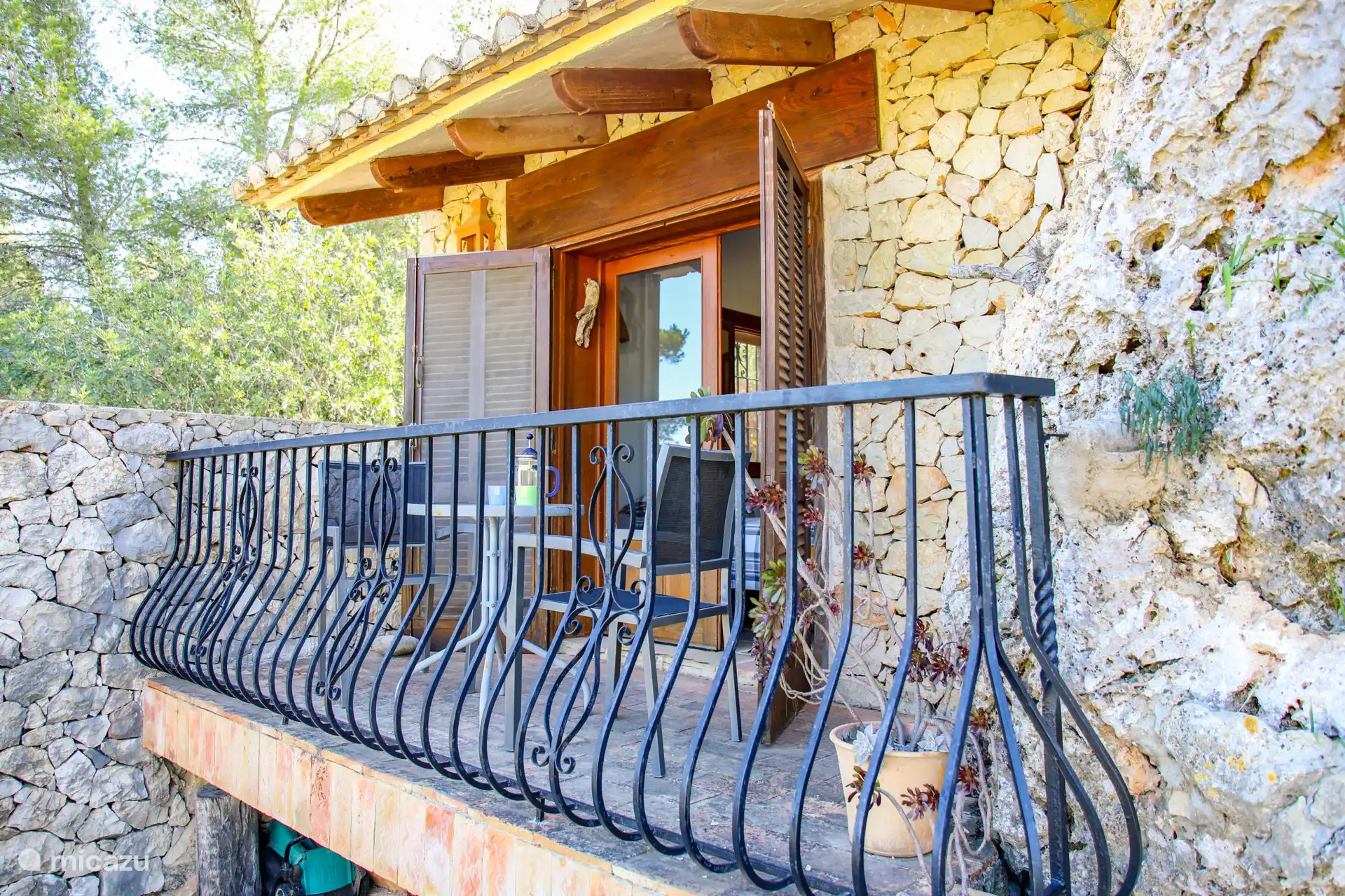 Le studio dispose d’un petit balcon avec des sièges et une vue sur la mer.