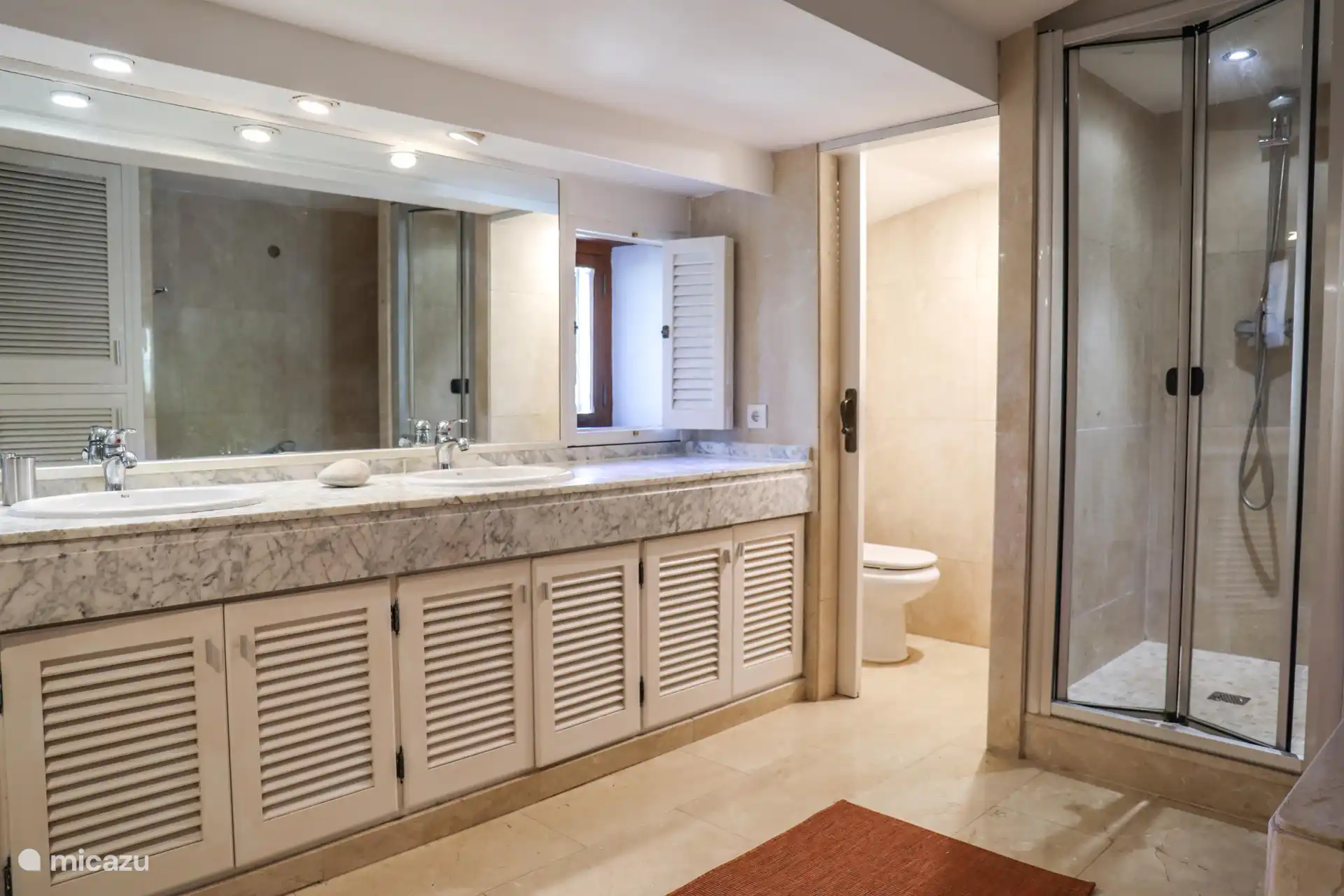 La salle de bain dispose également d’un double lavabo, de toilettes et d’un bidet.