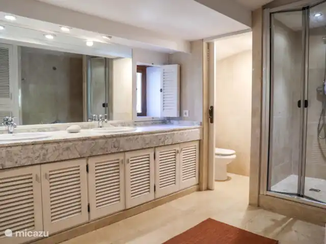 Finca Romantica huren in Spanje, Costa Blanca, Dénia - finca De badkamer heeft ook een dubbele wastafel, toilet en bidet.