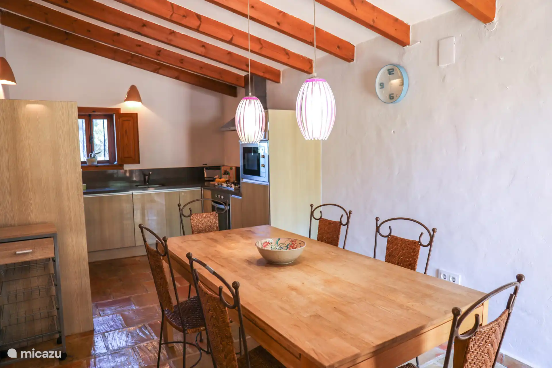 La cuisine est spacieuse et entièrement équipée pour préparer vos repas. 