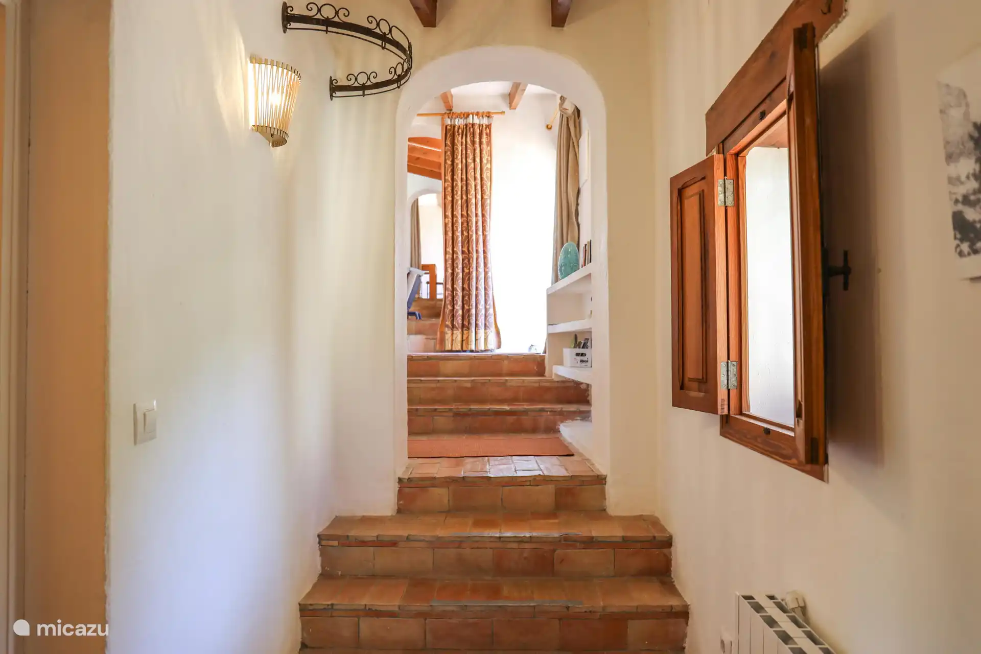 La maison a quelques dénivelés ici et là avec des marches.