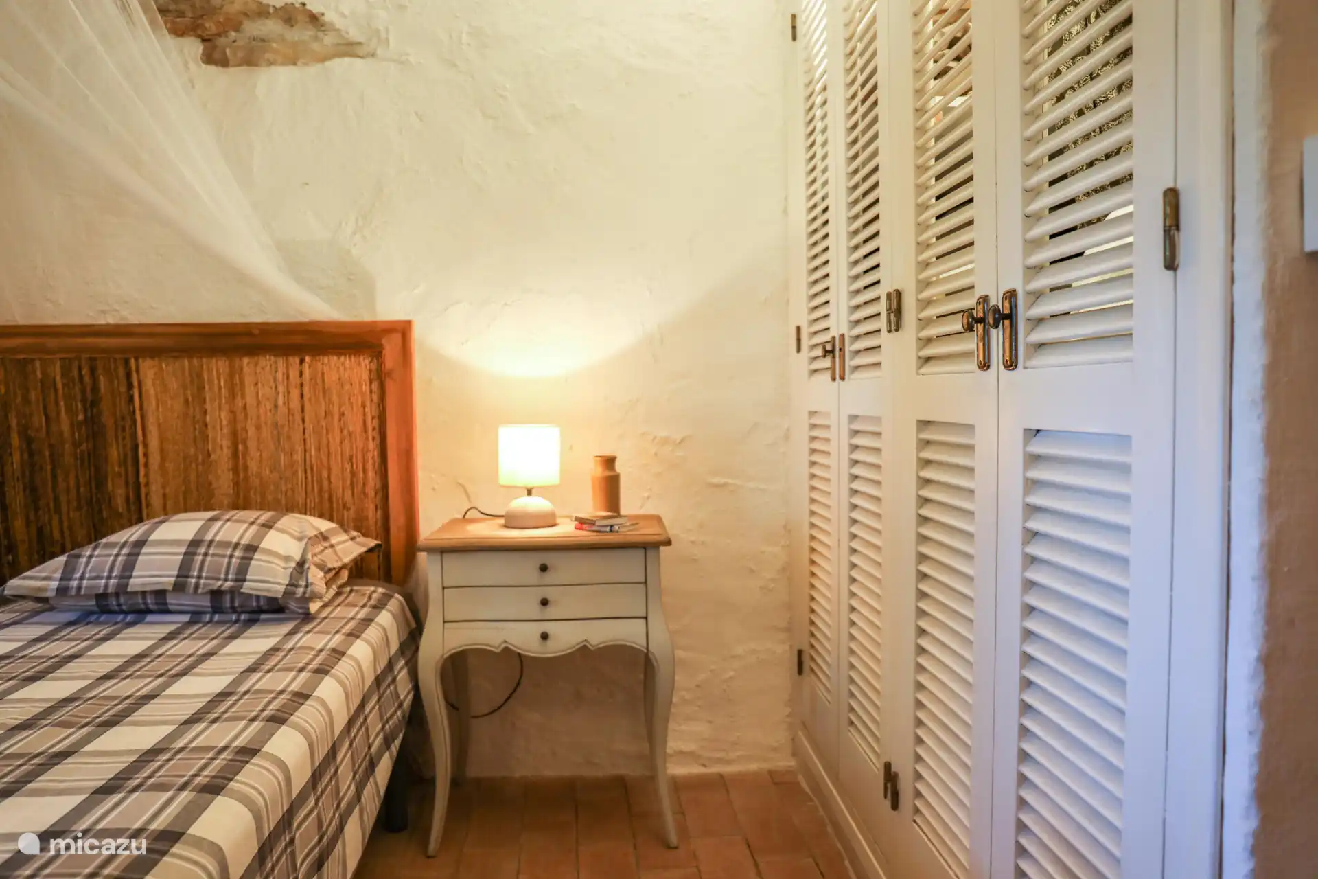 Le studio dispose de deux lits simples et d’une salle de bains privative.