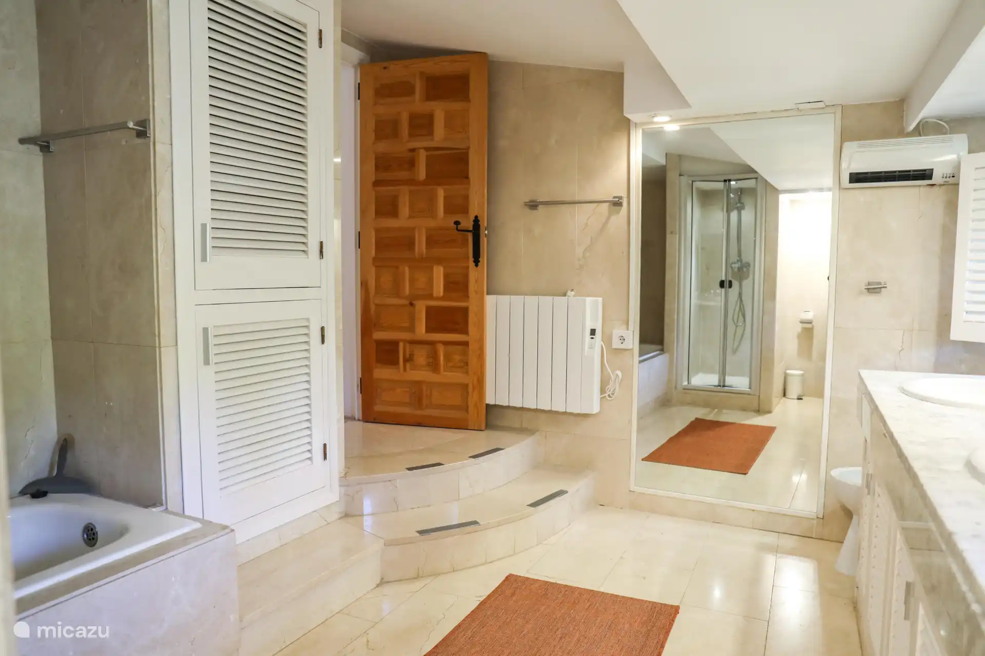 Les deux chambres partagent une salle de bains spacieuse avec baignoire et douche.