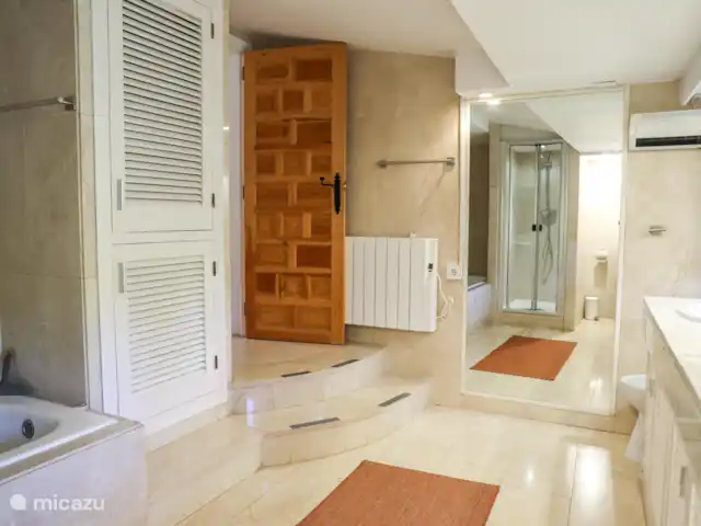 Finca Romantica huren in Spanje, Costa Blanca, Dénia - finca Beide slaapkamers delen een ruime badkamer met bad en douche.